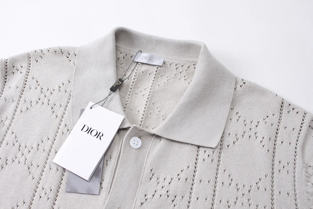 🅿️260 Dior CD2024SS diamond-shaped hollow knitted lapel POLO. European and American style early spring new small label cannage pattern hollow knitted short-sleeved polo cardigan casual fashion shirt The fabric is made of 150D/48F polyester special-shaped light long fiber yarn + 40 double-ply ring-spun pure cotton yarn. The Y version is purchased, disassembled and cut off the hem fabric, and sent to a professional inspection and testing agency to analyze the yarn count data. A 24-needle cylindrical jacquard loom imported from Italy is used to weave the gray fabric. The gray fabric is washed and shaped in the cylinder to produce the finished fabric. It uses an infrared cutting machine for typesetting, and the positioning flower letter logo is cut by hand, and it is matched with 26s cotton yarn-dyed ribbing. Blue/apricot, same style for men and women! Size: XS-L,