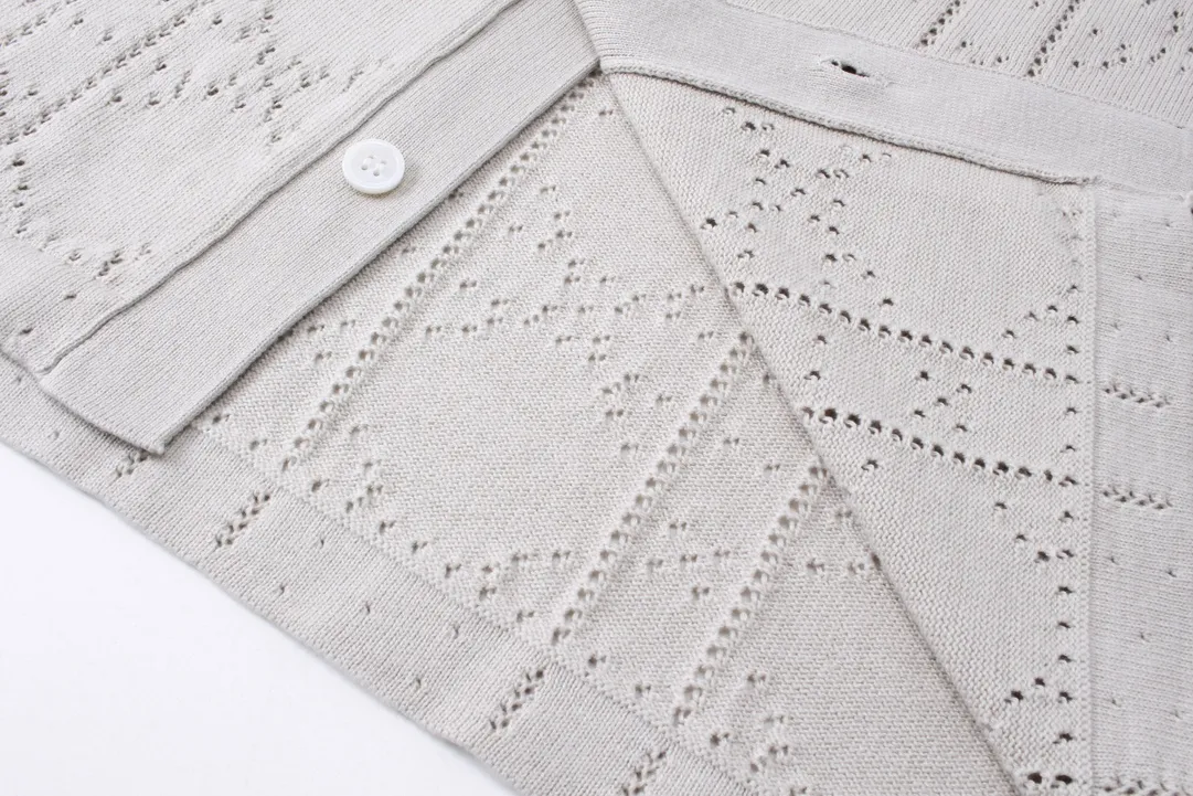 🅿️260 Dior CD2024SS diamond-shaped hollow knitted lapel POLO. European and American style early spring new small label cannage pattern hollow knitted short-sleeved polo cardigan casual fashion shirt The fabric is made of 150D/48F polyester special-shaped light long fiber yarn + 40 double-ply ring-spun pure cotton yarn. The Y version is purchased, disassembled and cut off the hem fabric, and sent to a professional inspection and testing agency to analyze the yarn count data. A 24-needle cylindrical jacquard loom imported from Italy is used to weave the gray fabric. The gray fabric is washed and shaped in the cylinder to produce the finished fabric. It uses an infrared cutting machine for typesetting, and the positioning flower letter logo is cut by hand, and it is matched with 26s cotton yarn-dyed ribbing. Blue/apricot, same style for men and women! Size: XS-L,