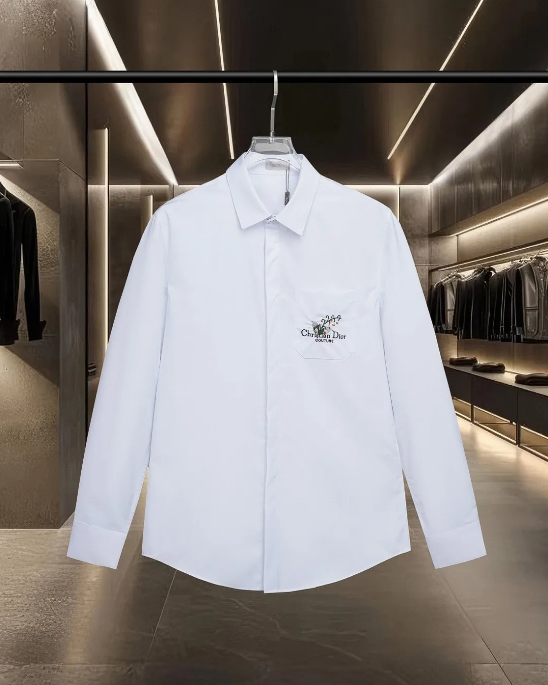 🅿️336 DIOR 🔥Breaking hot style, floral chest pockets 🌸letter logo embroidered long-sleeved shirt, 2025ss official website new long-sleeved shirt, exquisite embroidered logo, high-end version, in-store customized fabrics, highly breathable and comfortable, exquisitely crafted, with impeccable detail processing, ✅customized logo engraved buttons, complete with three labels. Brand element design concept reflects high quality. It feels delicate and soft! It presents a casual cut and the upper body shape is great! 🐍Size: M-XXL