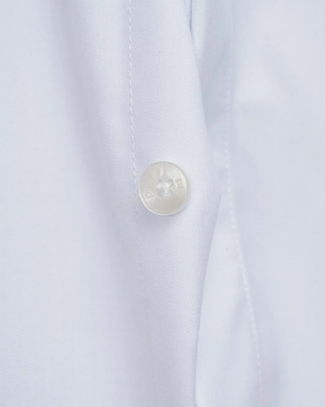 🅿️336 DIOR 🔥Breaking hot style, floral chest pockets 🌸letter logo embroidered long-sleeved shirt, 2025ss official website new long-sleeved shirt, exquisite embroidered logo, high-end version, in-store customized fabrics, highly breathable and comfortable, exquisitely crafted, with impeccable detail processing, ✅customized logo engraved buttons, complete with three labels. Brand element design concept reflects high quality. It feels delicate and soft! It presents a casual cut and the upper body shape is great! 🐍Size: M-XXL