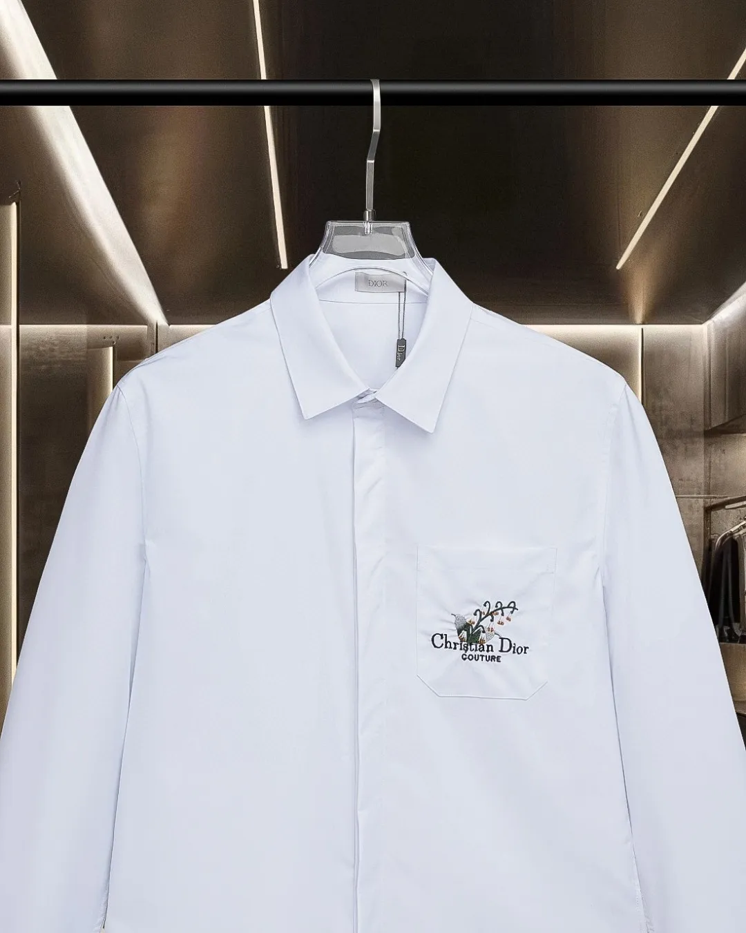 🅿️336 DIOR 🔥Breaking hot style, floral chest pockets 🌸letter logo embroidered long-sleeved shirt, 2025ss official website new long-sleeved shirt, exquisite embroidered logo, high-end version, in-store customized fabrics, highly breathable and comfortable, exquisitely crafted, with impeccable detail processing, ✅customized logo engraved buttons, complete with three labels. Brand element design concept reflects high quality. It feels delicate and soft! It presents a casual cut and the upper body shape is great! 🐍Size: M-XXL