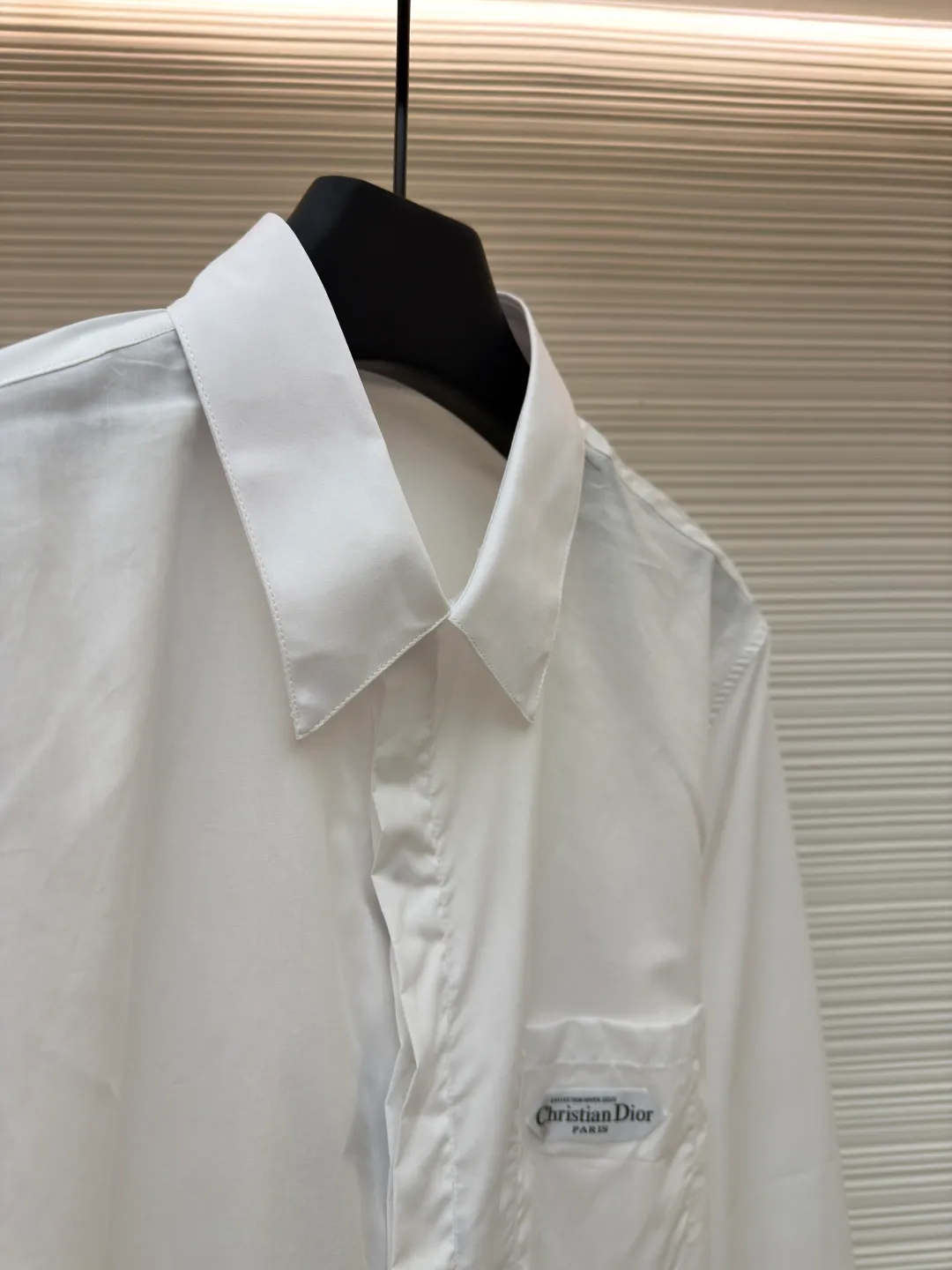 DIOR label cotton poplin lapel patch pocket long-sleeved shirt ●Original version: 8200 purchased and developed ●Item number: 1680914-A60 ●Fabric: cotton poplin satin fabric ●Technology: patch production ●Version: fitted version ●Weight: about 195 grams ●Size: 36-38-40-42 ●Description: The fabric is made of cotton poplin satin fabric, 75D interlining, artificial overlocking, artificial patching, and customized 1:1 accessories. The overall wiring is straight and delicate, the fabric is comfortable and soft, and the color is consistent without color difference. It can be matched with the same style to create a fashionable look and control various occasions. Customized accessories, complete with three standards, same style for men and women!