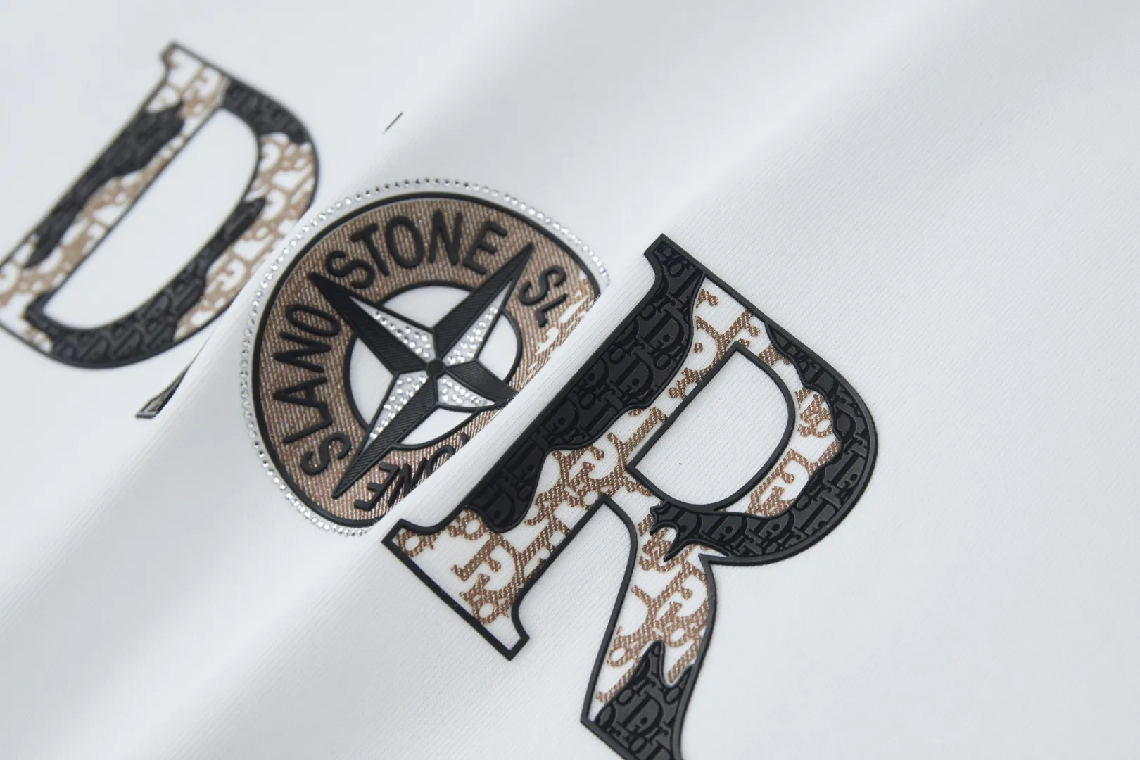 🅿️220 ✨DIO✨🆕25SS spring and summer new style Classic logo co-branded short-sleeved light luxury essential item for daily commuting for men and women Correct version Welcome to compare Detailed features · 260g 100% pure cotton double yarn jersey fabric · Custom dyed in the same cylinder, special thickened 32 double-strand 1X1 threads · Double-needle stitching cross-stitching process · Original main mark, washed tag, brand moisture-proof paper packaging Color: wine purple/black/military green/white/cyan/pink/ Size: S/M/L/XL