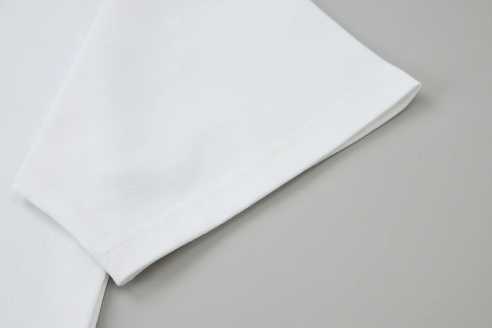 🅿️220 ✨DIO✨🆕25SS spring and summer new style Classic logo co-branded short-sleeved light luxury essential item for daily commuting for men and women Correct version Welcome to compare Detailed features · 260g 100% pure cotton double yarn jersey fabric · Custom dyed in the same cylinder, special thickened 32 double-strand 1X1 threads · Double-needle stitching cross-stitching process · Original main mark, washed tag, brand moisture-proof paper packaging Color: wine purple/black/military green/white/cyan/pink/ Size: S/M/L/XL