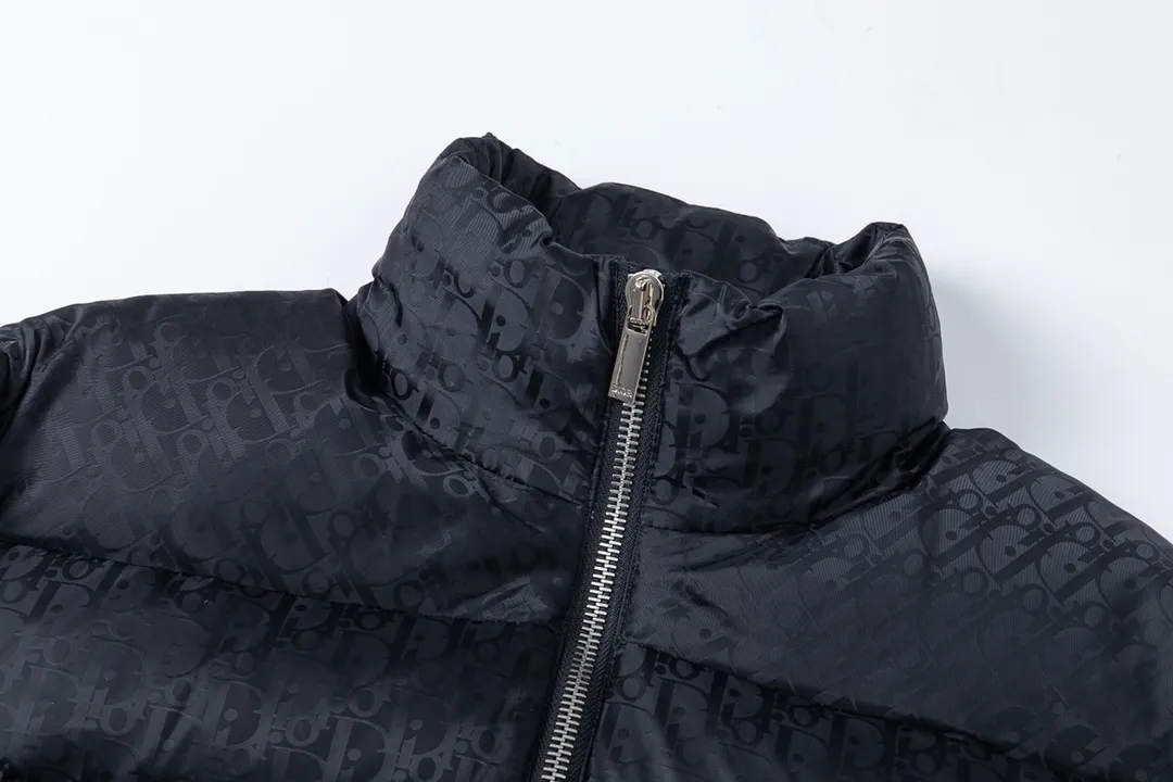 🅿️780 (with dust bag) Dior/Dior 23ss popular jacquard down jacket down jacket. It uses high-quality fabrics, always maintains a high-end and gorgeous design line, and has fine workmanship, symbolizing the highest spirit of French fashion culture. Counter version! The highest version on the market, gc quality is super good. Original hardware customization, jacquard craft fabric, goose down filling. Color: black/navy blue/grey/sky blue Size: 44/46/48/50/52/54