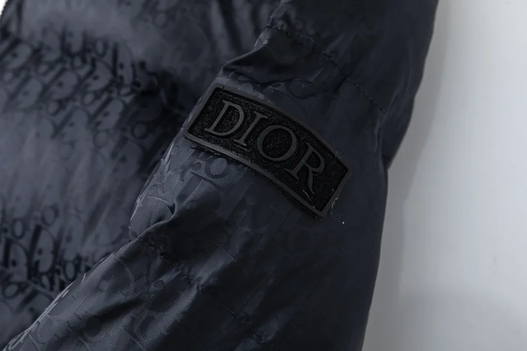 🅿️780 (with dust bag) Dior/Dior 23ss popular jacquard down jacket down jacket. It uses high-quality fabrics, always maintains a high-end and gorgeous design line, and has fine workmanship, symbolizing the highest spirit of French fashion culture. Counter version! The highest version on the market, gc quality is super good. Original hardware customization, jacquard craft fabric, goose down filling. Color: black/navy blue/grey/sky blue Size: 44/46/48/50/52/54