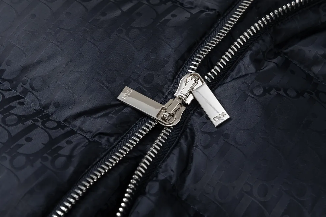 🅿️780 (with dust bag) Dior/Dior 23ss popular jacquard down jacket down jacket. It uses high-quality fabrics, always maintains a high-end and gorgeous design line, and has fine workmanship, symbolizing the highest spirit of French fashion culture. Counter version! The highest version on the market, gc quality is super good. Original hardware customization, jacquard craft fabric, goose down filling. Color: black/navy blue/grey/sky blue Size: 44/46/48/50/52/54