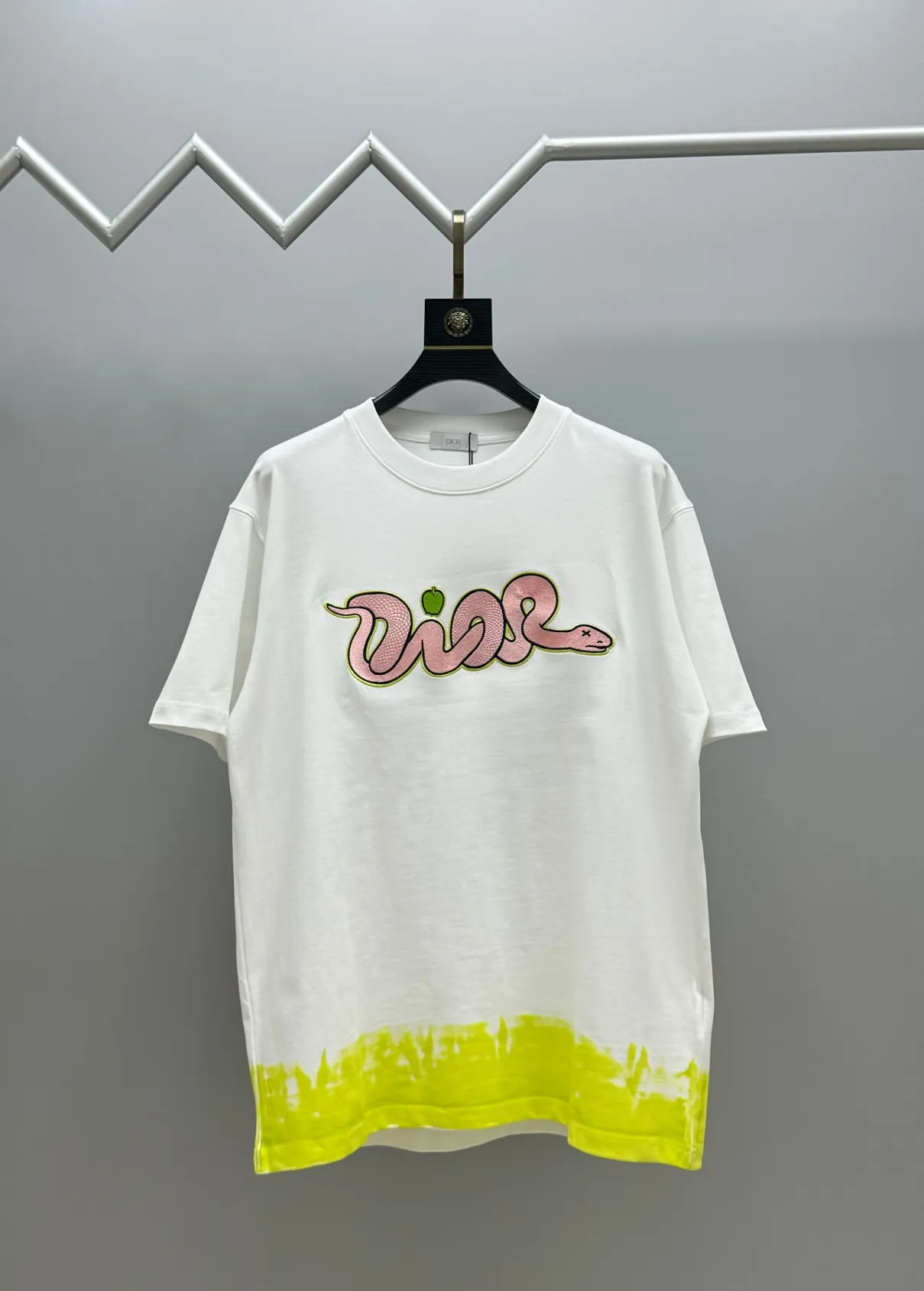 🅿️240 (top version with different currency) Will not be taken off the shelves all year round, sell with confidence Style: Dior/DIO.R short-sleeved T-shirt Fabric: 300g heavy double yarn 100% cotton Rib: 320g heavy Sorona 1*1 trendy brand Craftsmanship: Imported machine embroidered logo Color: White Orange Size: XS S M L No gender distinction, the same style for men and women