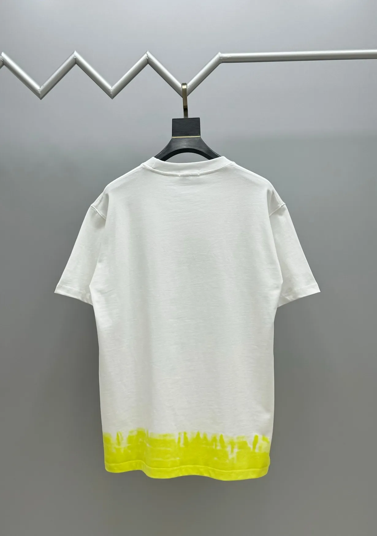 🅿️240 (top version with different currency) Will not be taken off the shelves all year round, sell with confidence Style: Dior/DIO.R short-sleeved T-shirt Fabric: 300g heavy double yarn 100% cotton Rib: 320g heavy Sorona 1*1 trendy brand Craftsmanship: Imported machine embroidered logo Color: White Orange Size: XS S M L No gender distinction, the same style for men and women