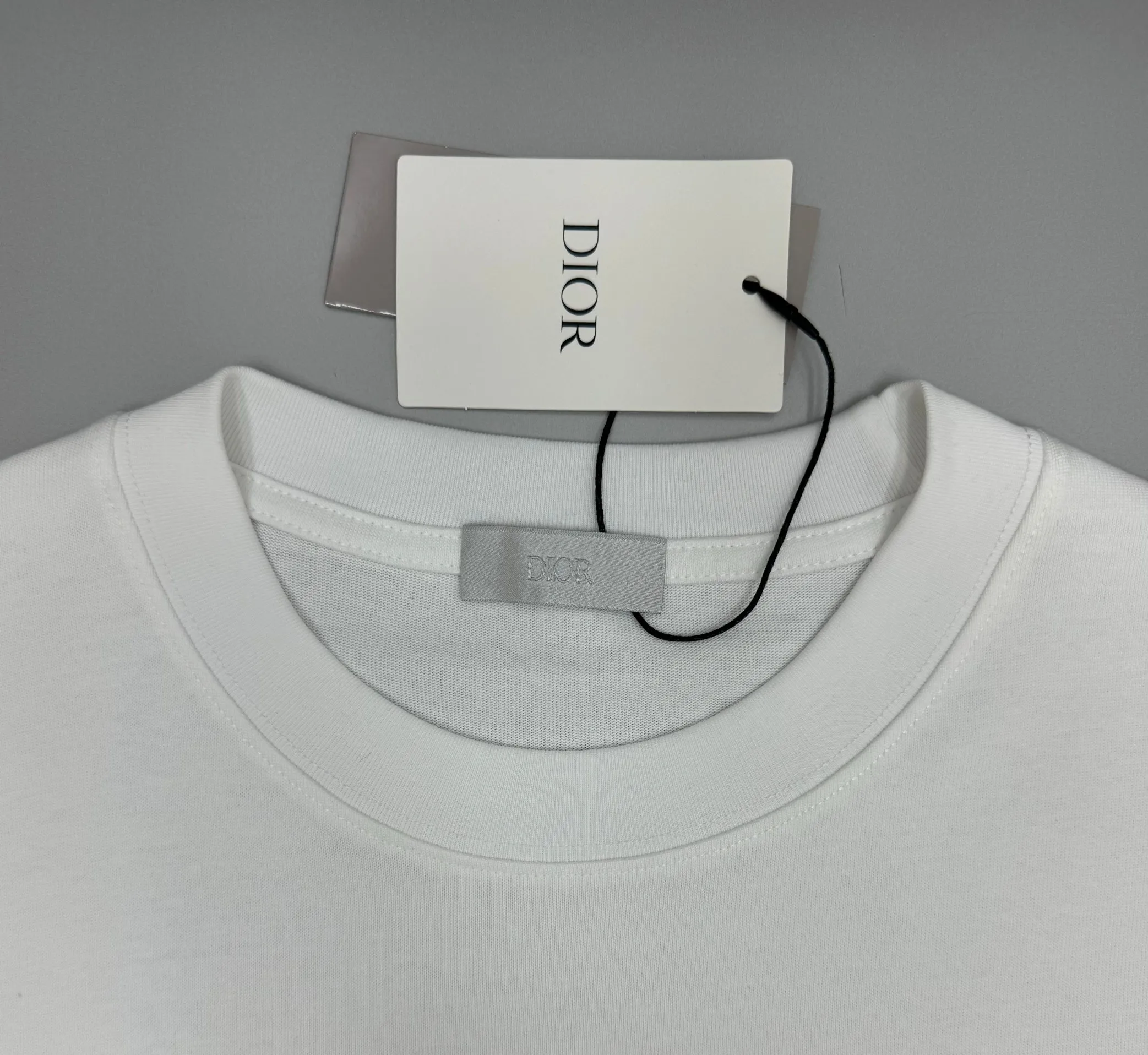 🅿️240 (top version with different currency) Will not be taken off the shelves all year round, sell with confidence Style: Dior/DIO.R short-sleeved T-shirt Fabric: 300g heavy double yarn 100% cotton Rib: 320g heavy Sorona 1*1 trendy brand Craftsmanship: Imported machine embroidered logo Color: White Orange Size: XS S M L No gender distinction, the same style for men and women