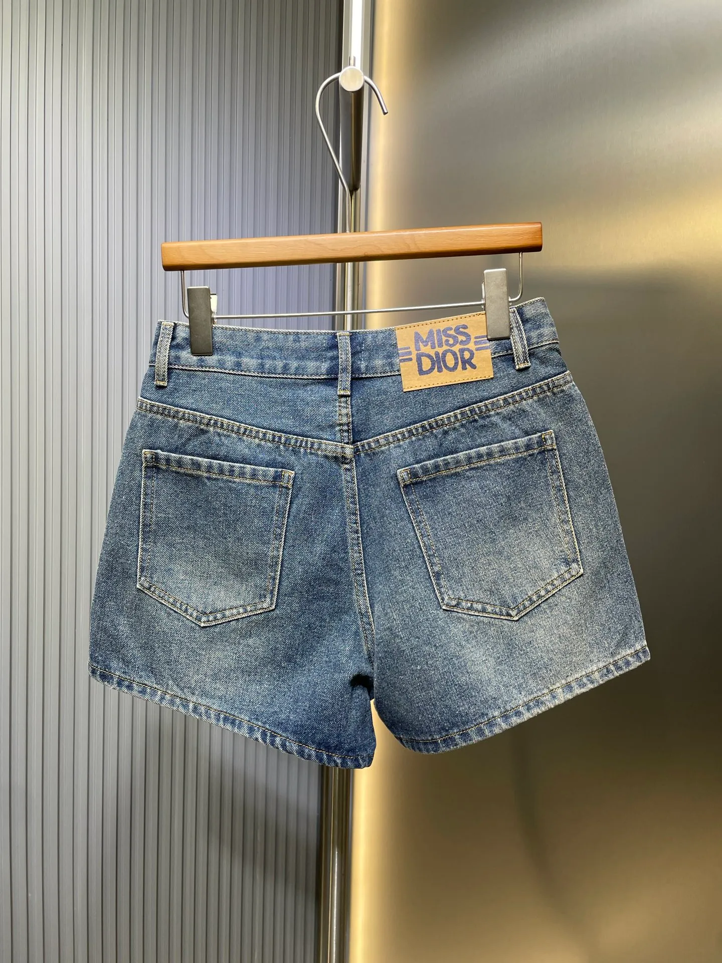 🅿️370 Dior🌟【Top replica】25Ss early spring new style double pocket denim shorts丨 ⚠High version! Made of 100% cotton fabric, the denim upper body is soft, double-pocket design, loose-fitting shorts, slimming and leg-lengthening, enzyme washing process, versatile classic custom hardware accessories, full of texture~ The quality of workmanship depends on the details💫 𝐂𝐎𝐋𝐎𝐔𝐑: blue 𝐒𝐈𝐙𝐄: SML