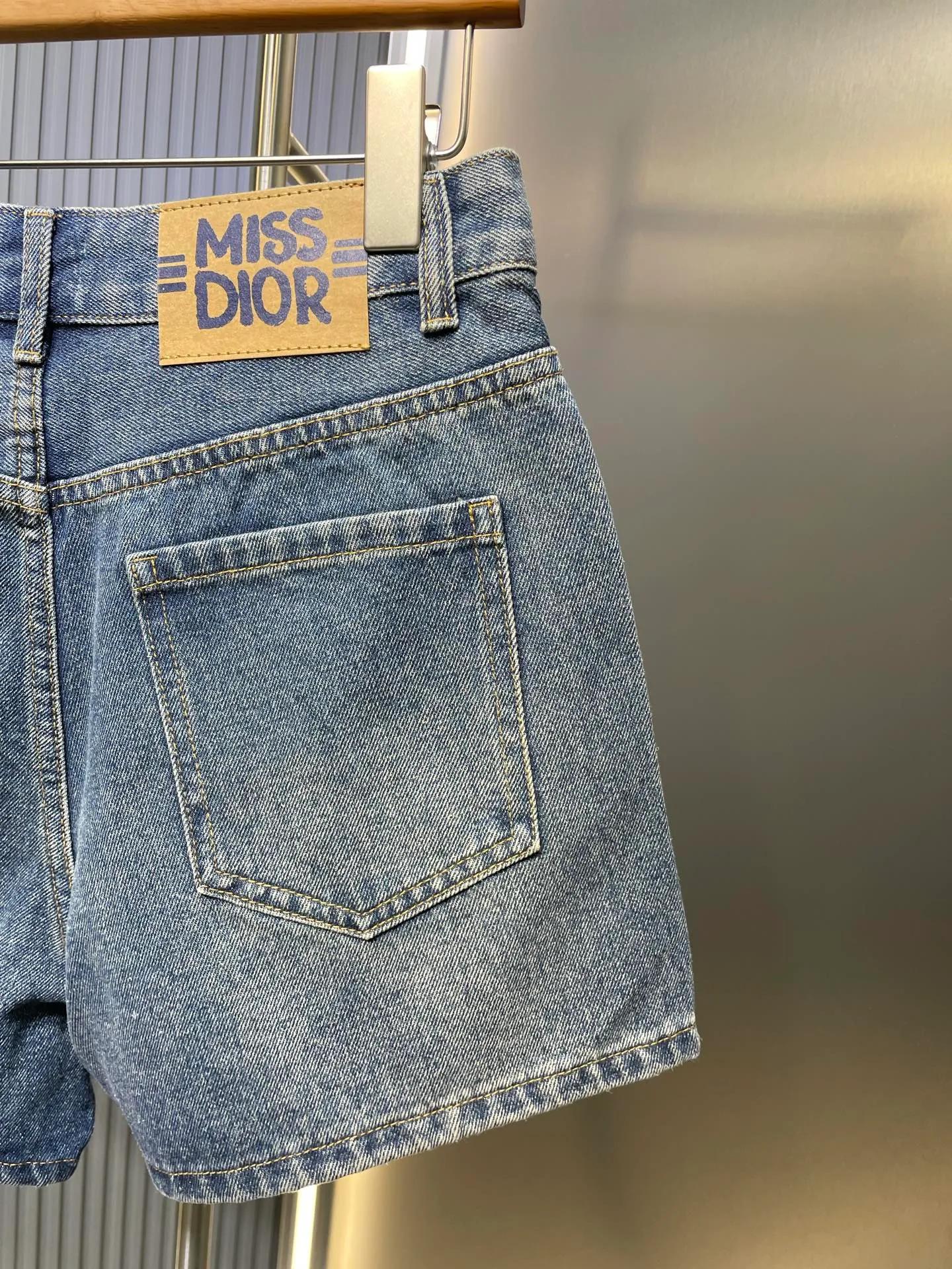 🅿️370 Dior🌟【Top replica】25Ss early spring new style double pocket denim shorts丨 ⚠High version! Made of 100% cotton fabric, the denim upper body is soft, double-pocket design, loose-fitting shorts, slimming and leg-lengthening, enzyme washing process, versatile classic custom hardware accessories, full of texture~ The quality of workmanship depends on the details💫 𝐂𝐎𝐋𝐎𝐔𝐑: blue 𝐒𝐈𝐙𝐄: SML