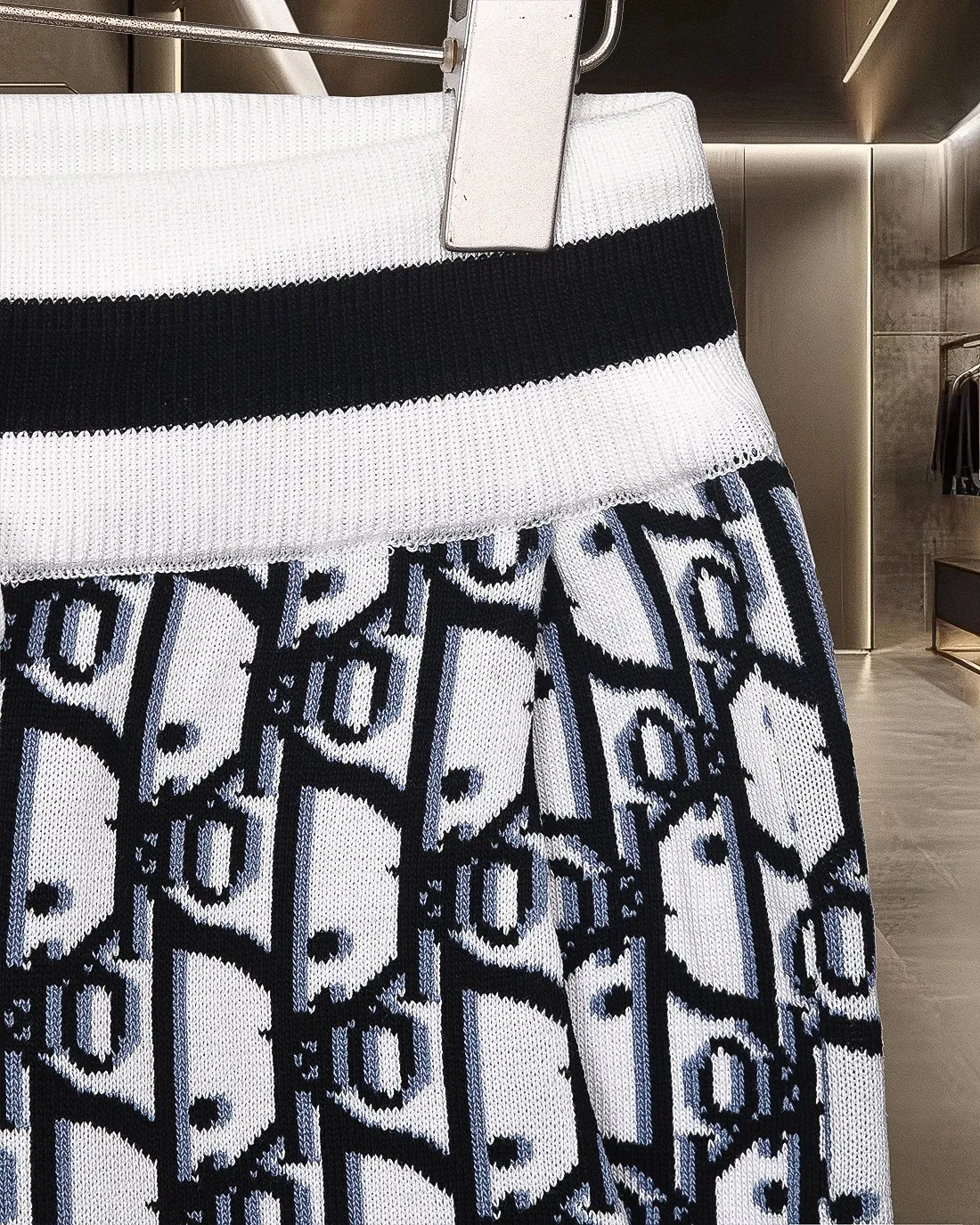 🅿️236 (shipped the next day) Dior/Dior CD classic jacquard barrage logo knitting technology, compact three-dimensional version, full flower stripe splicing Customized trouser cord hardware with strong texture, concave and convex three-dimensional sense, fashionable and casual 2025ss official website new original fabric Official same style Shorts customization Mesh sweater knitted fabric High-end version, counter customized fabric Highly breathable and comfortable, exquisitely crafted, with impeccable details, ✅customized logo-engraved buttons, complete with three labels. Brand element design concept reflects high quality. It feels delicate and soft! Presenting casual tailoring, the upper body shape is awesome🐍 Size: M-2XL