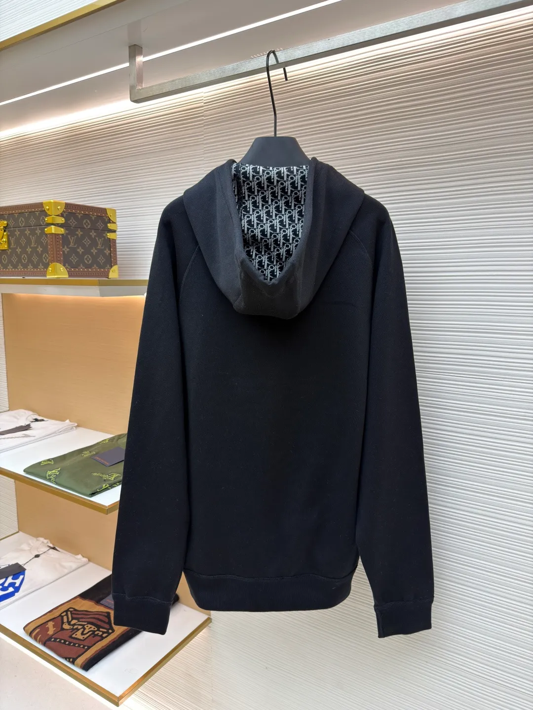 Dior presbyopic wool cashmere hooded cardigan jacket ●Original version: purchased and developed for 17500 ●Item number: 1680896-C00 ●Fabric: wool cashmere fabric ●Technology: Jacquard texture production ●Version: fitted version ●Weight: about 920 grams ●Size: S-M-L-XL ●Description: The fabric is made of cashmere fabric, containing 50% wool and pure cotton, with original hemming inside, jacquard letters, integrated design. One side has a solid color logo, and the spliced side has a classic presbyopia. It can be worn on both sides to change the style at any time. Customized imported velvet imported machine weaving, the material is conscientious and full of high-end texture. It is comfortable to wear and skin-friendly. It is made by a large factory and has perfect details and texture. The fabric is made of imported cashmere yarn. New product for early autumn! Hot style return! New version of dropped shoulder design High-grade navy blue presbyopic logo zipper cashmere jacket. Reversible. The letter jacquard texture on the back is luxurious and handsome. The hooded design is fashionable and advanced. The classic version does not make people look slimmer. Highly recommended! The overall wiring is straight and delicate, the fabric is comfortable and soft, and the color is consistent without color difference. It can be matched with the same style to create a fashionable look and control various occasions. Customized accessories, complete with three standards, same style for men and women!