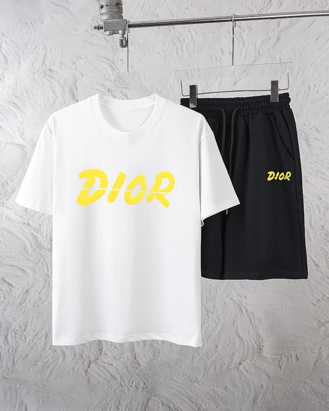 🅿️300 Dior Exclusively provides new trendy men’s fashionable round neck short-sleeved shorts suits, trendy and fashionable casual short-sleeved suits! It has high breathability and comfort, impeccable details, and brand element design concept, reflecting high quality. It presents a casual cut and the upper body shape is great! Material: 250g Xinjiang long-staple cotton short sleeves + 360g pure cotton terry shorts Size: S M L Due to manual measurement, there is a deviation of about 1-3CM in size.