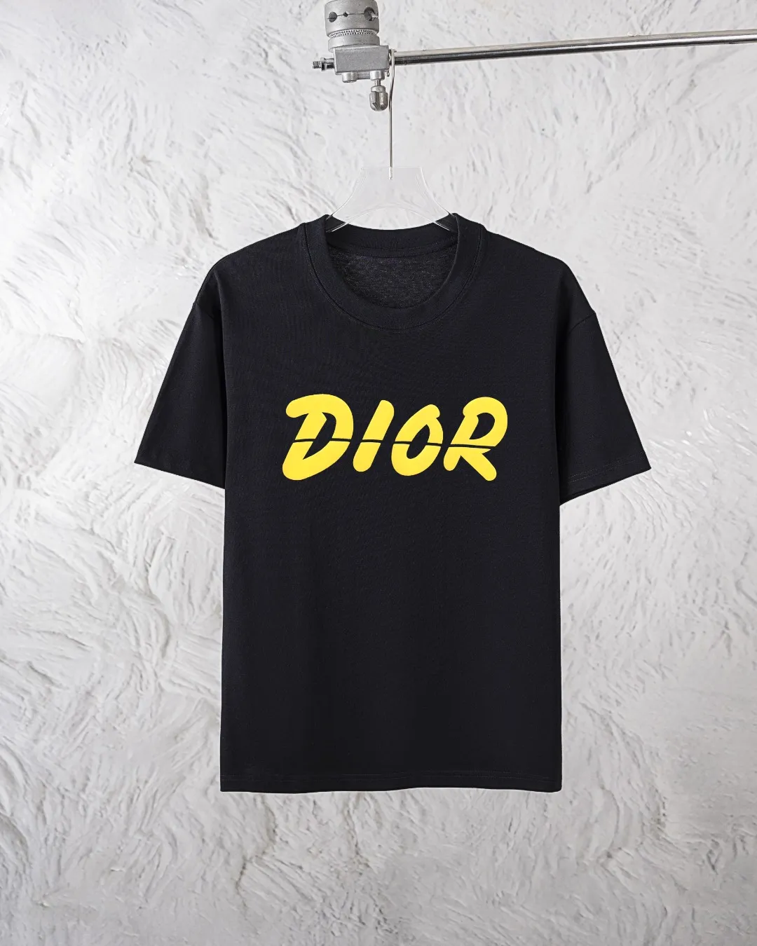 🅿️300 Dior Exclusively provides new trendy men’s fashionable round neck short-sleeved shorts suits, trendy and fashionable casual short-sleeved suits! It has high breathability and comfort, impeccable details, and brand element design concept, reflecting high quality. It presents a casual cut and the upper body shape is great! Material: 250g Xinjiang long-staple cotton short sleeves + 360g pure cotton terry shorts Size: S M L Due to manual measurement, there is a deviation of about 1-3CM in size.
