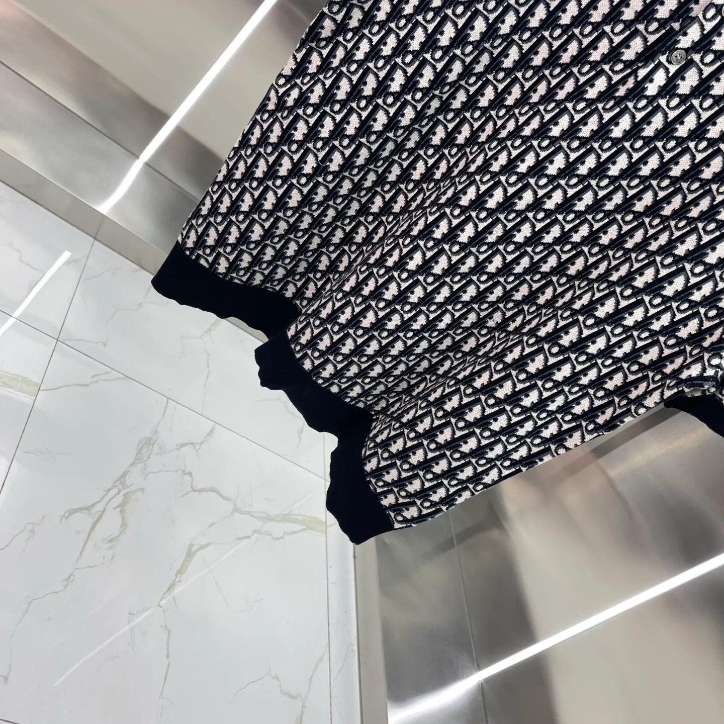 🅿️330 Dior knitted sweater with lapel short sleeves. Original development. Comfortable upper body. Imported equipment. Original high-density embroidered seal. Two-color splicing. Hand-sewn cuffs + hem. OEM for domestic first-line brands. Impeccable workmanship. Size: S M L XL XL