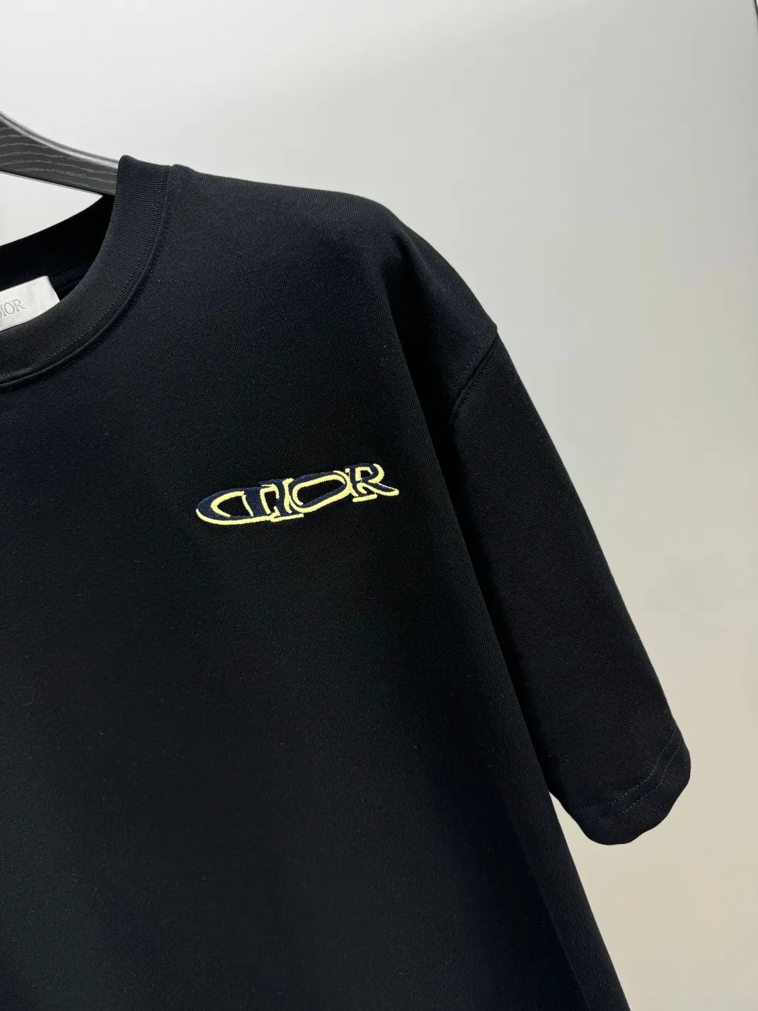 🅿️220 (top version, different currency) will not be taken off the shelves all year round, sell with confidence. Style: Dior/DIO.R short-sleeved T-shirt. Fabric: 300g double yarn 100% cotton. Rib: 320g heavy Sorona 1*1 trendy brand. Craftsmanship: imported machine embroidered logo on the front and rear. Color: white black red. Size: XS S M L. No gender distinction. Same style for men and women.
