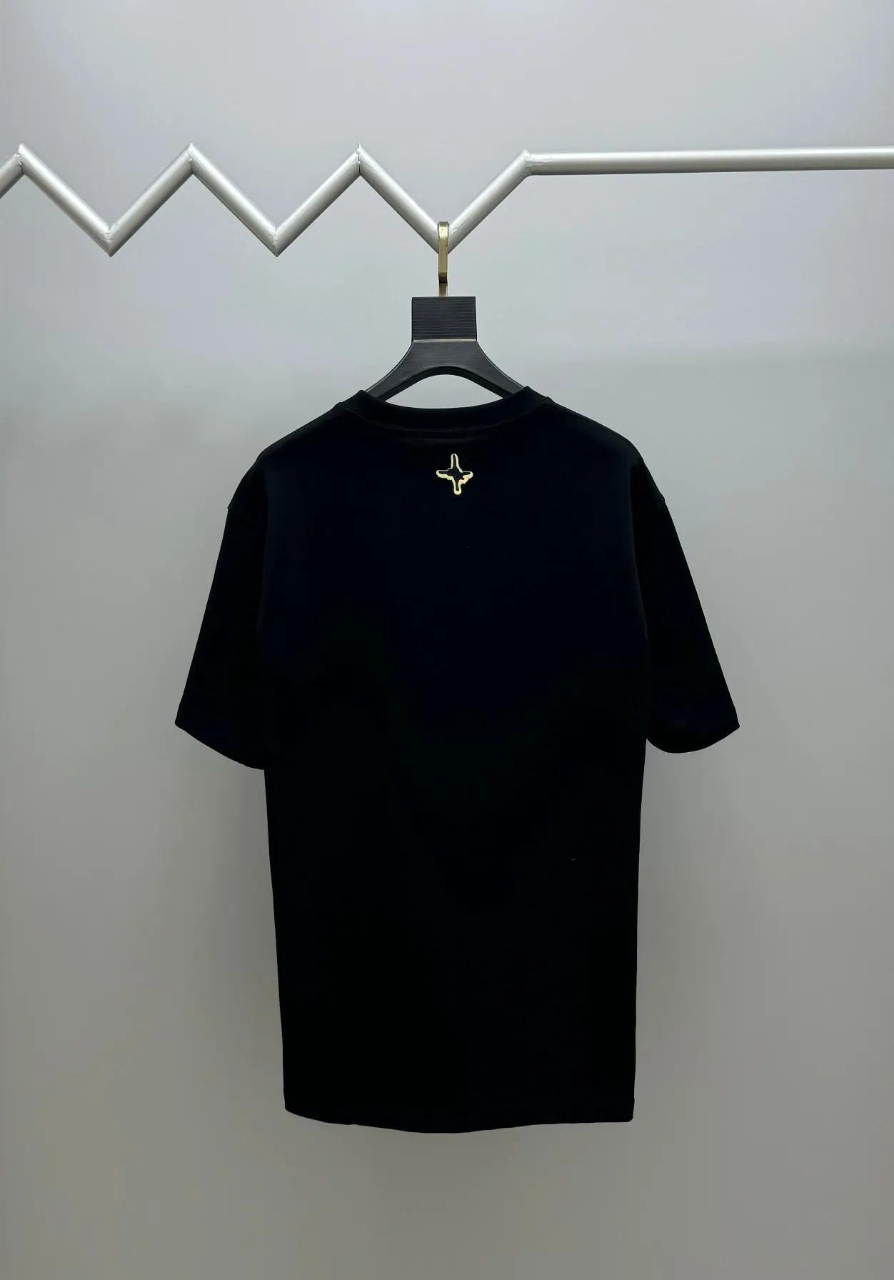 🅿️220 (top version, different currency) will not be taken off the shelves all year round, sell with confidence. Style: Dior/DIO.R short-sleeved T-shirt. Fabric: 300g double yarn 100% cotton. Rib: 320g heavy Sorona 1*1 trendy brand. Craftsmanship: imported machine embroidered logo on the front and rear. Color: white black red. Size: XS S M L. No gender distinction. Same style for men and women.