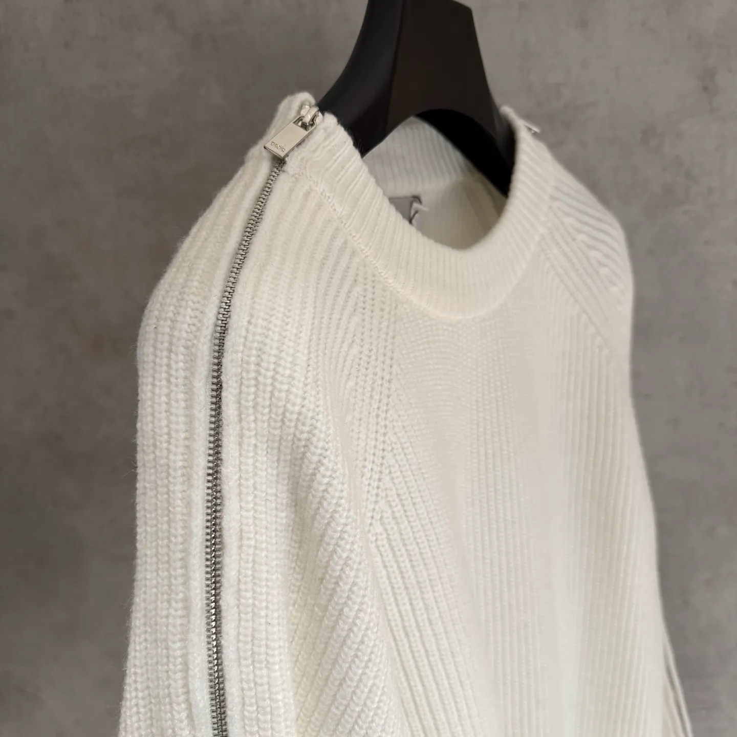 🅿️420 [Strict quality control] Dio*Dior's new autumn and winter men's series new sweatshirts. Zippers on both sides of the shoulders highlight fashion style. Zip closures at the sleeves add a trendy touch, and a Christian Dior Couture patch accents the back. The slightly raised collar pairs well with jeans or shorts for a stylish look! Same style for men and women Color: black, white and gray Size: M-2X