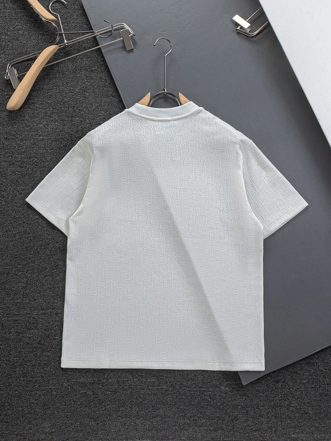 🅿️210 DIOR Dior Dior CD micro-wide version S-XL Dior 26ss official website will always be unbeatable, classic style, permanent boutique, counter eternal co-branded style, CD letters are all over the dark jacquard print 🪡 embroidery, heavy craftsmanship, same style for men and women, short-sleeved T-shirt, cotton blended terry jersey fabric, original development. This comes from the 2025 beachwear limited series, full logo jacquard towel highlights the classic Obliave flower, with S-shaped round neck and topstitching, unique style, decorated with obliqve jacquard all over, ribbed round neck with V-shaped topstitching, customized accessories, and the whole body is customized and developed according to the Y board... Complete with three standards, it can control various styles, paying tribute to Dior's historic year! Coupled with the blessing of full-flower cotton material, both the upper body comfort and the existence are unparalleled. It can be said to be a must-have companion in summer. The excellent breathability and comfortable wearing feeling are unparalleled~ Recommended! ! Same style for men and women! Color: Black White Size: S-XL Size chart: S: Shoulder width 50-Bust 56-Length 70 M: Shoulder width 52-Bust 57-Length 72 L: Shoulder width 54-Bust 59-Length 74 XL: Shoulder width 56-Bust 62-Length 76