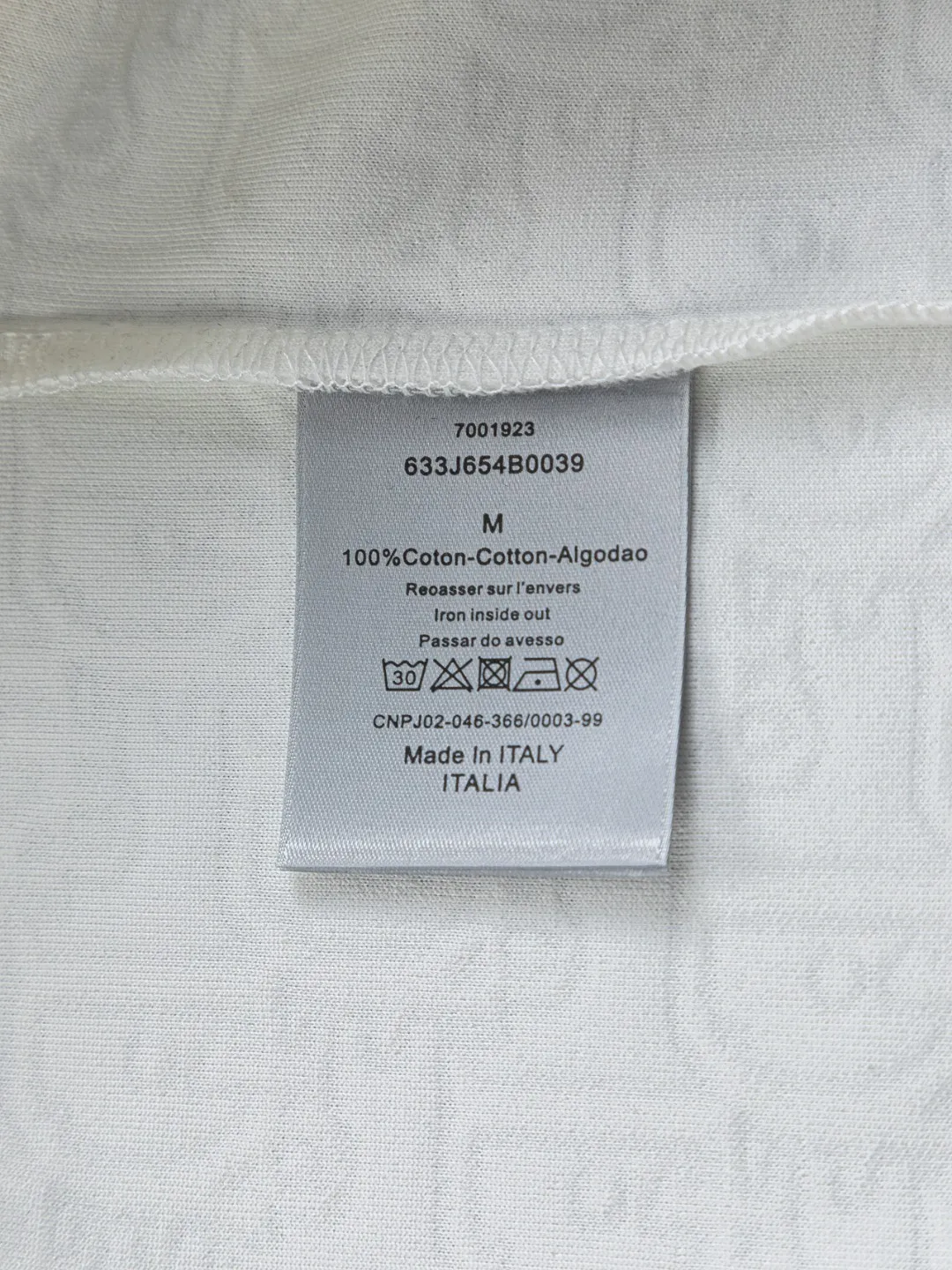 🅿️210 DIOR Dior Dior CD micro-wide version S-XL Dior 26ss official website will always be unbeatable, classic style, permanent boutique, counter eternal co-branded style, CD letters are all over the dark jacquard print 🪡 embroidery, heavy craftsmanship, same style for men and women, short-sleeved T-shirt, cotton blended terry jersey fabric, original development. This comes from the 2025 beachwear limited series, full logo jacquard towel highlights the classic Obliave flower, with S-shaped round neck and topstitching, unique style, decorated with obliqve jacquard all over, ribbed round neck with V-shaped topstitching, customized accessories, and the whole body is customized and developed according to the Y board... Complete with three standards, it can control various styles, paying tribute to Dior's historic year! Coupled with the blessing of full-flower cotton material, both the upper body comfort and the existence are unparalleled. It can be said to be a must-have companion in summer. The excellent breathability and comfortable wearing feeling are unparalleled~ Recommended! ! Same style for men and women! Color: Black White Size: S-XL Size chart: S: Shoulder width 50-Bust 56-Length 70 M: Shoulder width 52-Bust 57-Length 72 L: Shoulder width 54-Bust 59-Length 74 XL: Shoulder width 56-Bust 62-Length 76