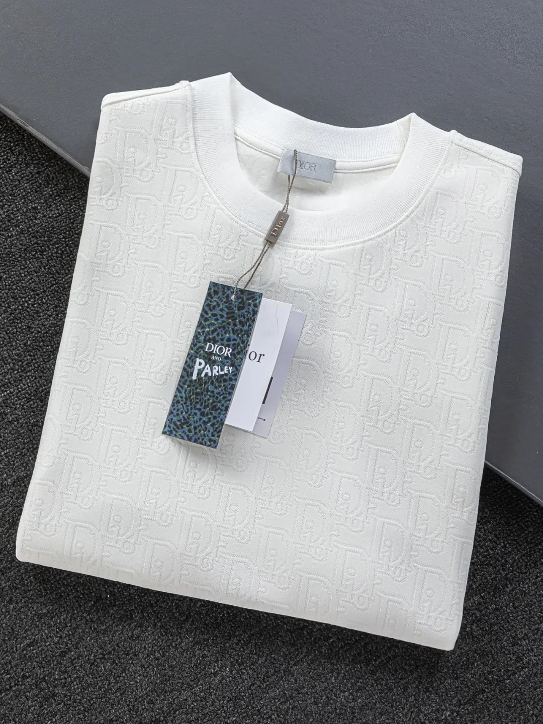 🅿️210 DIOR Dior Dior CD micro-wide version S-XL Dior 26ss official website will always be unbeatable, classic style, permanent boutique, counter eternal co-branded style, CD letters are all over the dark jacquard print 🪡 embroidery, heavy craftsmanship, same style for men and women, short-sleeved T-shirt, cotton blended terry jersey fabric, original development. This comes from the 2025 beachwear limited series, full logo jacquard towel highlights the classic Obliave flower, with S-shaped round neck and topstitching, unique style, decorated with obliqve jacquard all over, ribbed round neck with V-shaped topstitching, customized accessories, and the whole body is customized and developed according to the Y board... Complete with three standards, it can control various styles, paying tribute to Dior's historic year! Coupled with the blessing of full-flower cotton material, both the upper body comfort and the existence are unparalleled. It can be said to be a must-have companion in summer. The excellent breathability and comfortable wearing feeling are unparalleled~ Recommended! ! Same style for men and women! Color: Black White Size: S-XL Size chart: S: Shoulder width 50-Bust 56-Length 70 M: Shoulder width 52-Bust 57-Length 72 L: Shoulder width 54-Bust 59-Length 74 XL: Shoulder width 56-Bust 62-Length 76