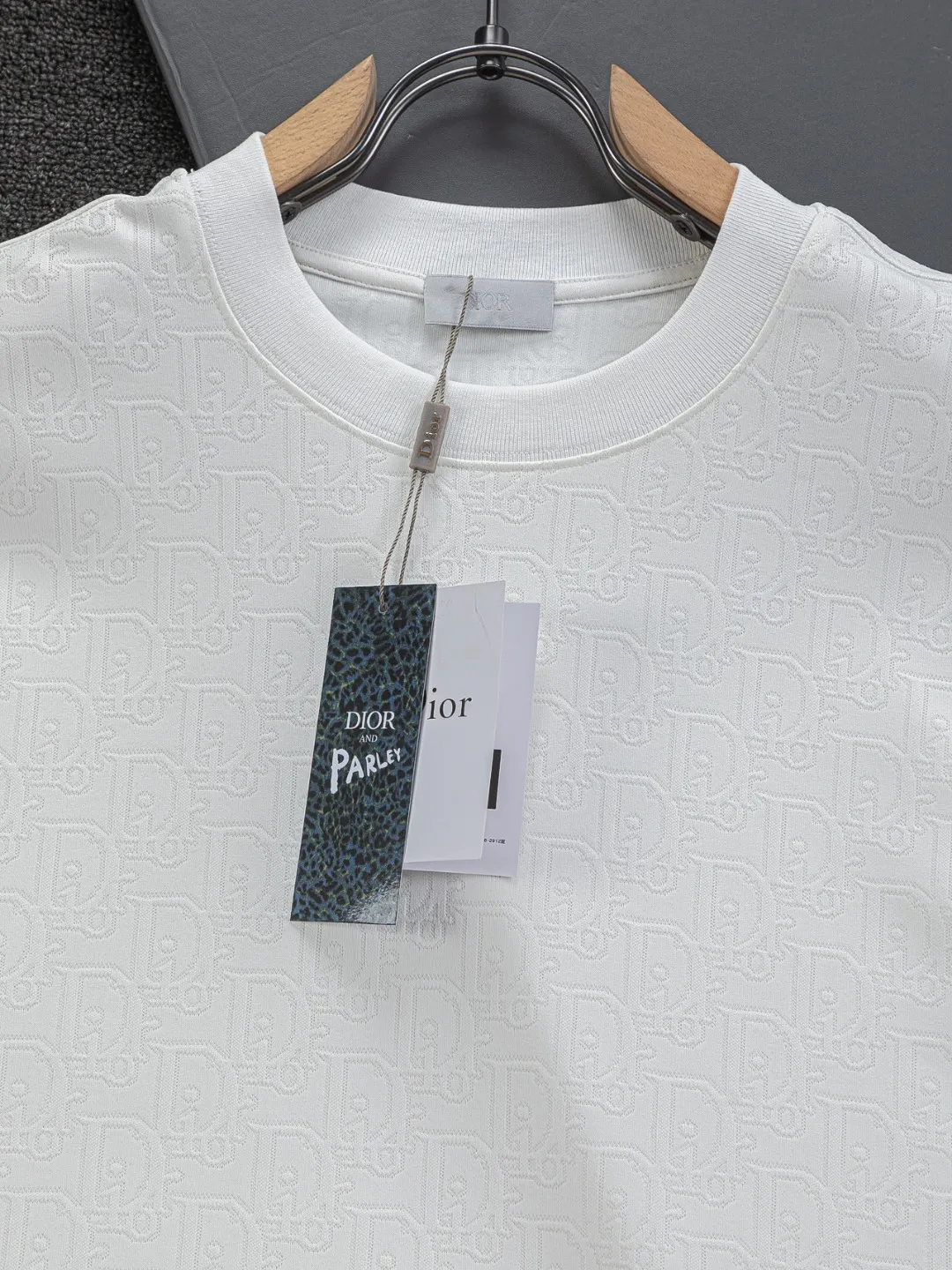 🅿️210 DIOR Dior Dior CD micro-wide version S-XL Dior 26ss official website will always be unbeatable, classic style, permanent boutique, counter eternal co-branded style, CD letters are all over the dark jacquard print 🪡 embroidery, heavy craftsmanship, same style for men and women, short-sleeved T-shirt, cotton blended terry jersey fabric, original development. This comes from the 2025 beachwear limited series, full logo jacquard towel highlights the classic Obliave flower, with S-shaped round neck and topstitching, unique style, decorated with obliqve jacquard all over, ribbed round neck with V-shaped topstitching, customized accessories, and the whole body is customized and developed according to the Y board... Complete with three standards, it can control various styles, paying tribute to Dior's historic year! Coupled with the blessing of full-flower cotton material, both the upper body comfort and the existence are unparalleled. It can be said to be a must-have companion in summer. The excellent breathability and comfortable wearing feeling are unparalleled~ Recommended! ! Same style for men and women! Color: Black White Size: S-XL Size chart: S: Shoulder width 50-Bust 56-Length 70 M: Shoulder width 52-Bust 57-Length 72 L: Shoulder width 54-Bust 59-Length 74 XL: Shoulder width 56-Bust 62-Length 76