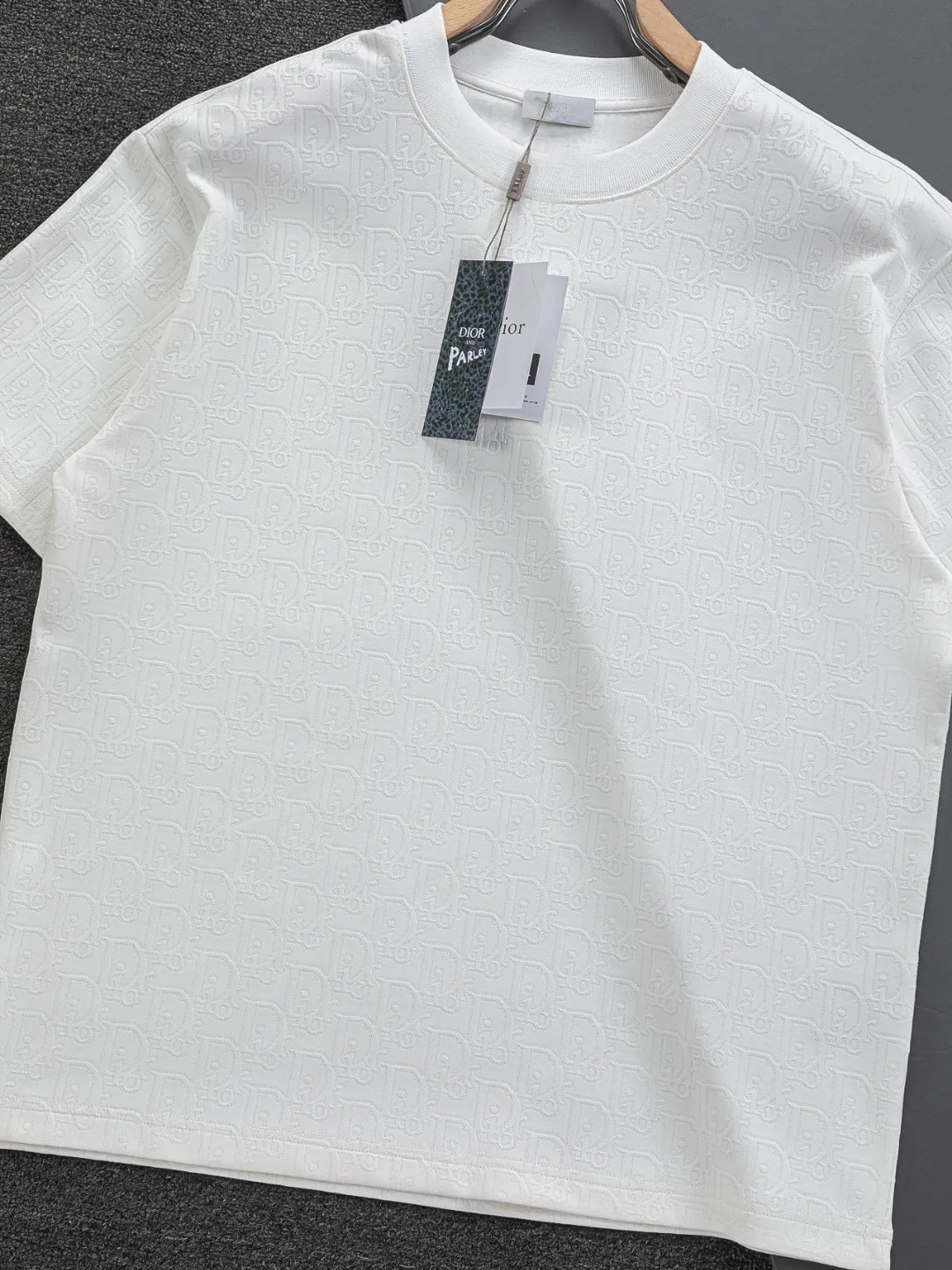 🅿️210 DIOR Dior Dior CD micro-wide version S-XL Dior 26ss official website will always be unbeatable, classic style, permanent boutique, counter eternal co-branded style, CD letters are all over the dark jacquard print 🪡 embroidery, heavy craftsmanship, same style for men and women, short-sleeved T-shirt, cotton blended terry jersey fabric, original development. This comes from the 2025 beachwear limited series, full logo jacquard towel highlights the classic Obliave flower, with S-shaped round neck and topstitching, unique style, decorated with obliqve jacquard all over, ribbed round neck with V-shaped topstitching, customized accessories, and the whole body is customized and developed according to the Y board... Complete with three standards, it can control various styles, paying tribute to Dior's historic year! Coupled with the blessing of full-flower cotton material, both the upper body comfort and the existence are unparalleled. It can be said to be a must-have companion in summer. The excellent breathability and comfortable wearing feeling are unparalleled~ Recommended! ! Same style for men and women! Color: Black White Size: S-XL Size chart: S: Shoulder width 50-Bust 56-Length 70 M: Shoulder width 52-Bust 57-Length 72 L: Shoulder width 54-Bust 59-Length 74 XL: Shoulder width 56-Bust 62-Length 76