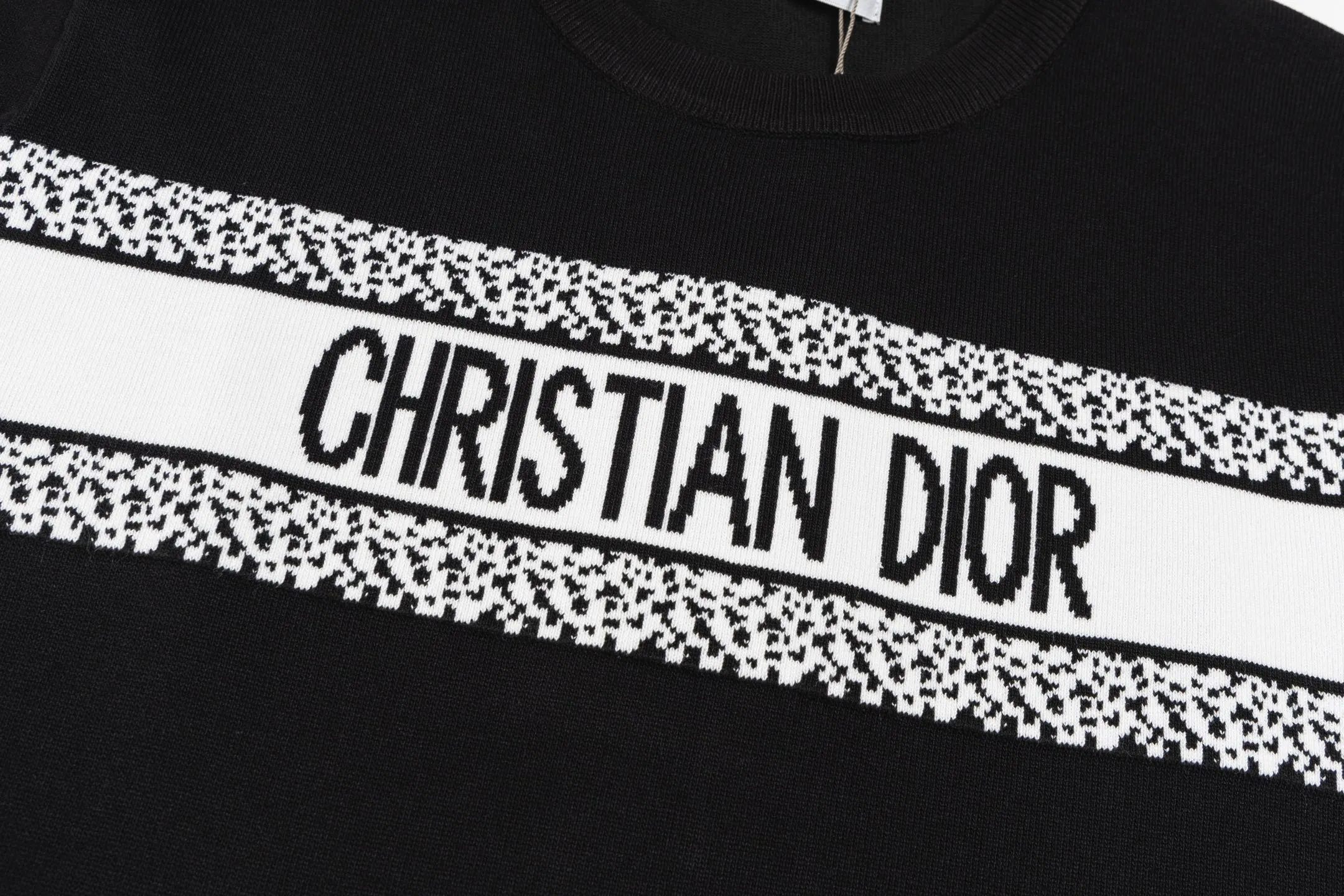 🅿️170 Style No. #Z43 Dior horizontal letter knitted short sleeves. Same style as DIOR official website. Fabric: Imitation wool fine pure cotton knitting. Same color woven and dyed threads in the same cylinder. Consistent colors. Supporting: complete three standards. Cardboard, oil paper and code sticker packaging. All go through high temperature pre-shrinking process before making. It will not shrink and deform. Imported machines are professional for plate production. os version can wear up to 200 kilograms. The size is measured manually. The error of 2-3cm is normal. Color: black white size: s m l xl