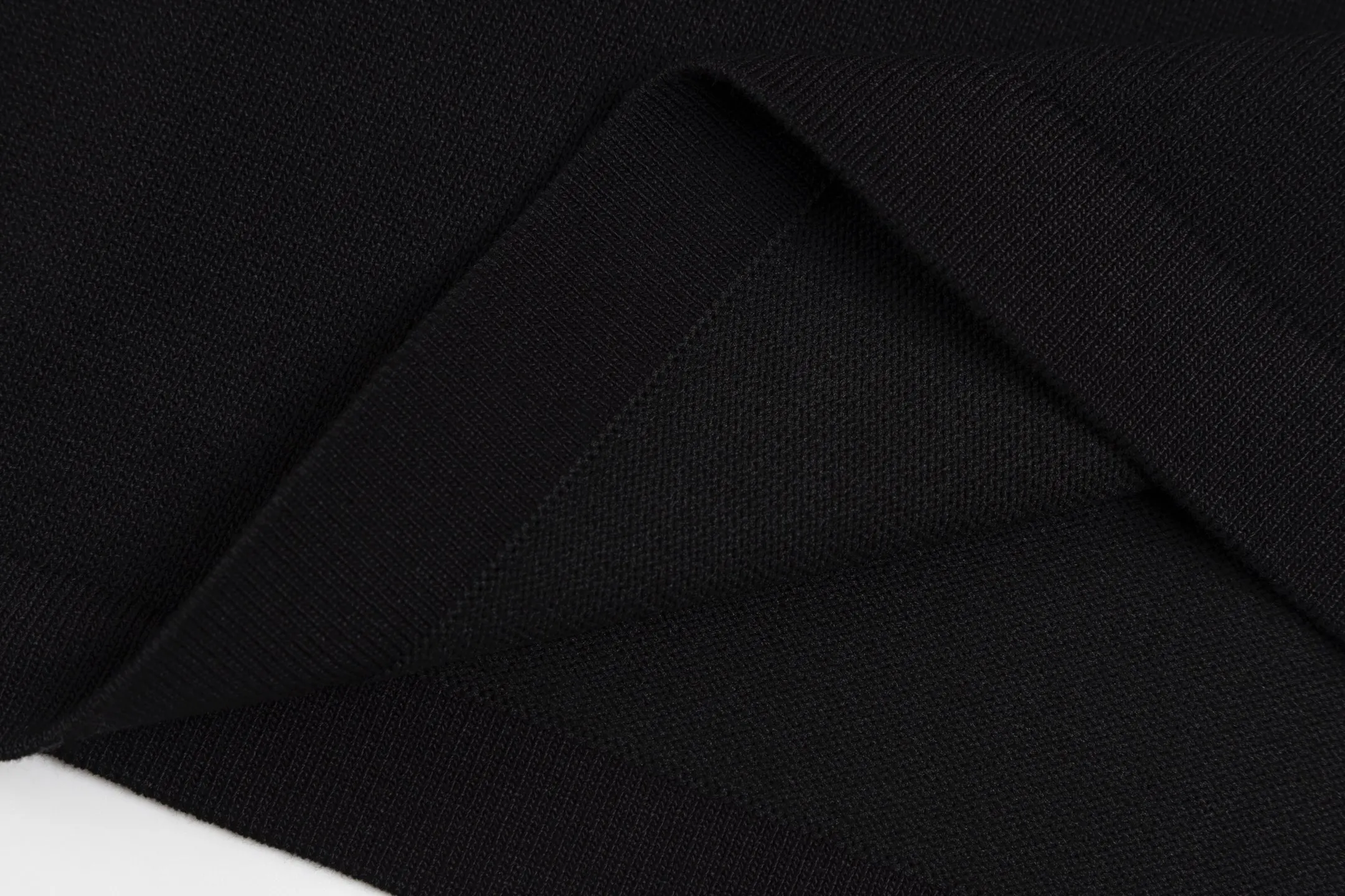 🅿️170 Style No. #Z43 Dior horizontal letter knitted short sleeves. Same style as DIOR official website. Fabric: Imitation wool fine pure cotton knitting. Same color woven and dyed threads in the same cylinder. Consistent colors. Supporting: complete three standards. Cardboard, oil paper and code sticker packaging. All go through high temperature pre-shrinking process before making. It will not shrink and deform. Imported machines are professional for plate production. os version can wear up to 200 kilograms. The size is measured manually. The error of 2-3cm is normal. Color: black white size: s m l xl