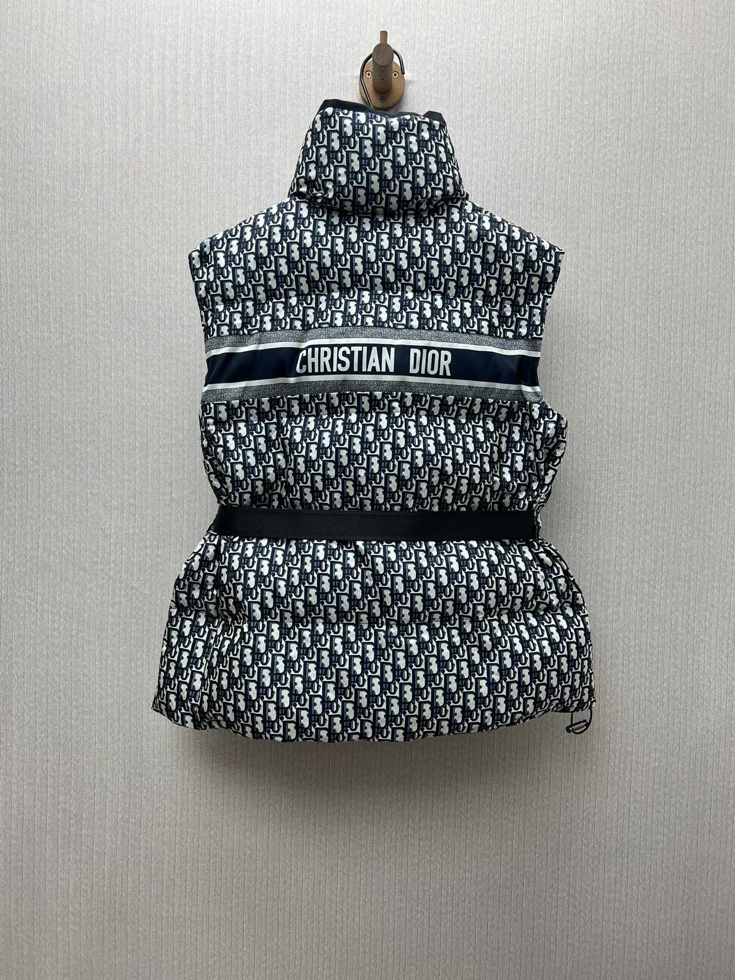 🅿️740 Dior 25ss new Dioralps Oblique printed belted quilted taffeta stand-up collar vest for women, black and white mixed color code number: S.M.L.XL.