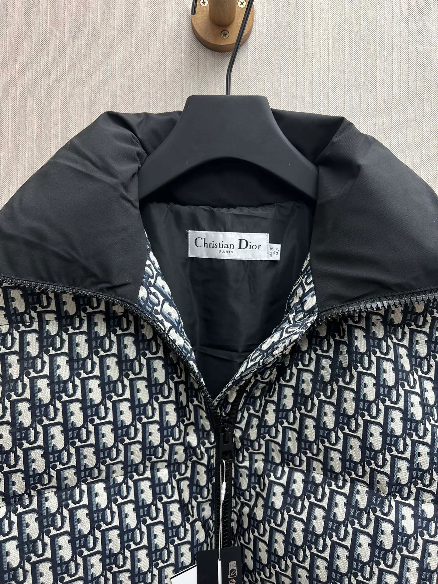 🅿️740 Dior 25ss new Dioralps Oblique printed belted quilted taffeta stand-up collar vest for women, black and white mixed color code number: S.M.L.XL.