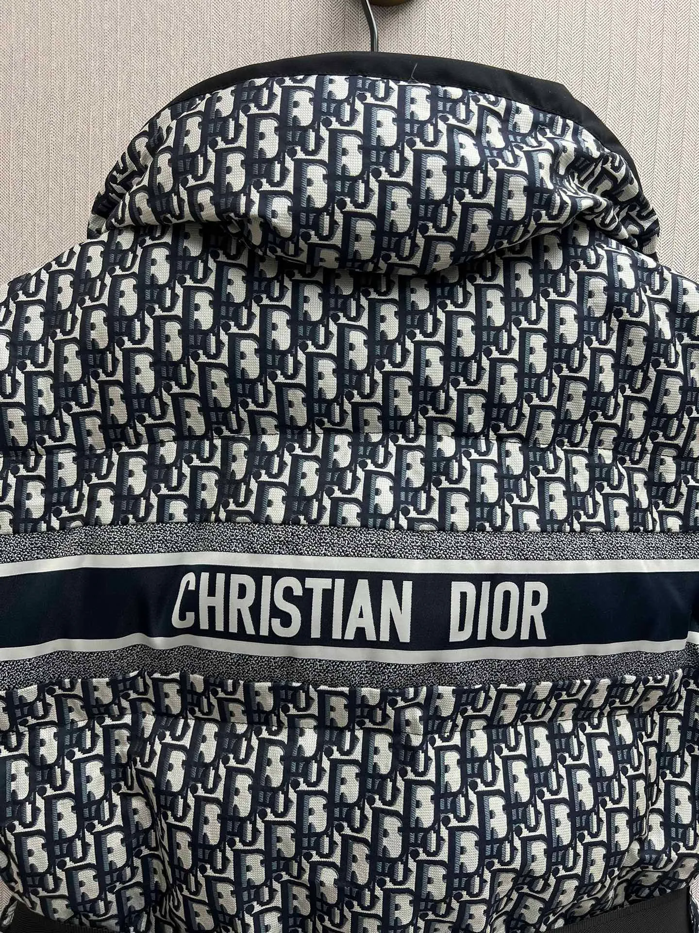 🅿️740 Dior 25ss new Dioralps Oblique printed belted quilted taffeta stand-up collar vest for women, black and white mixed color code number: S.M.L.XL.