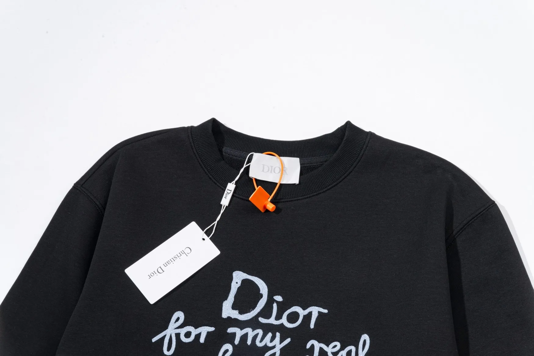 🅿️290 Dior DIOR's new embroidered round neck sweatshirt, the fabric is comfortable and soft. Composite Austrian velvet. High quality 🔥 Logo letters on the front are embroidered with high craftsmanship, and the ribs are specially customized to restore the trend brought by special craftsmanship. Customized dyeing, complete with three standards. Non-market ordinary version. Compare at will. Quality is absolutely guaranteed. Same style for men and women. Color: Black White Navy Code Number: S M L XL [Style No. A3352]