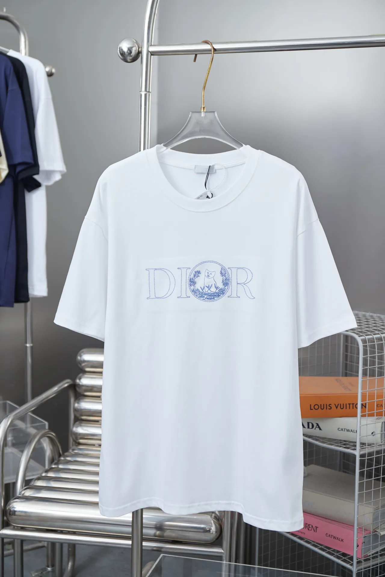 🅿️190 Christian D*or CD 25SS early spring new style embroidered kitten short sleeves light luxury essential item for daily commuting for men and women correct version welcome to compare detailed features · 320g 100% pure cotton double yarn jersey fabric · Custom dyed in the same vat with special thickened 32 pieces double-strand 1X1 thread · Imported Tajima machine embroidery, using artificial silk thread flat embroidery technology, embroidered cat flower pattern · Double-needle sewing and cross-seam technology · Original main mark, washed tag, brand moisture-proof paper packaging Color: white/black/blue Size: S/M/L/XL