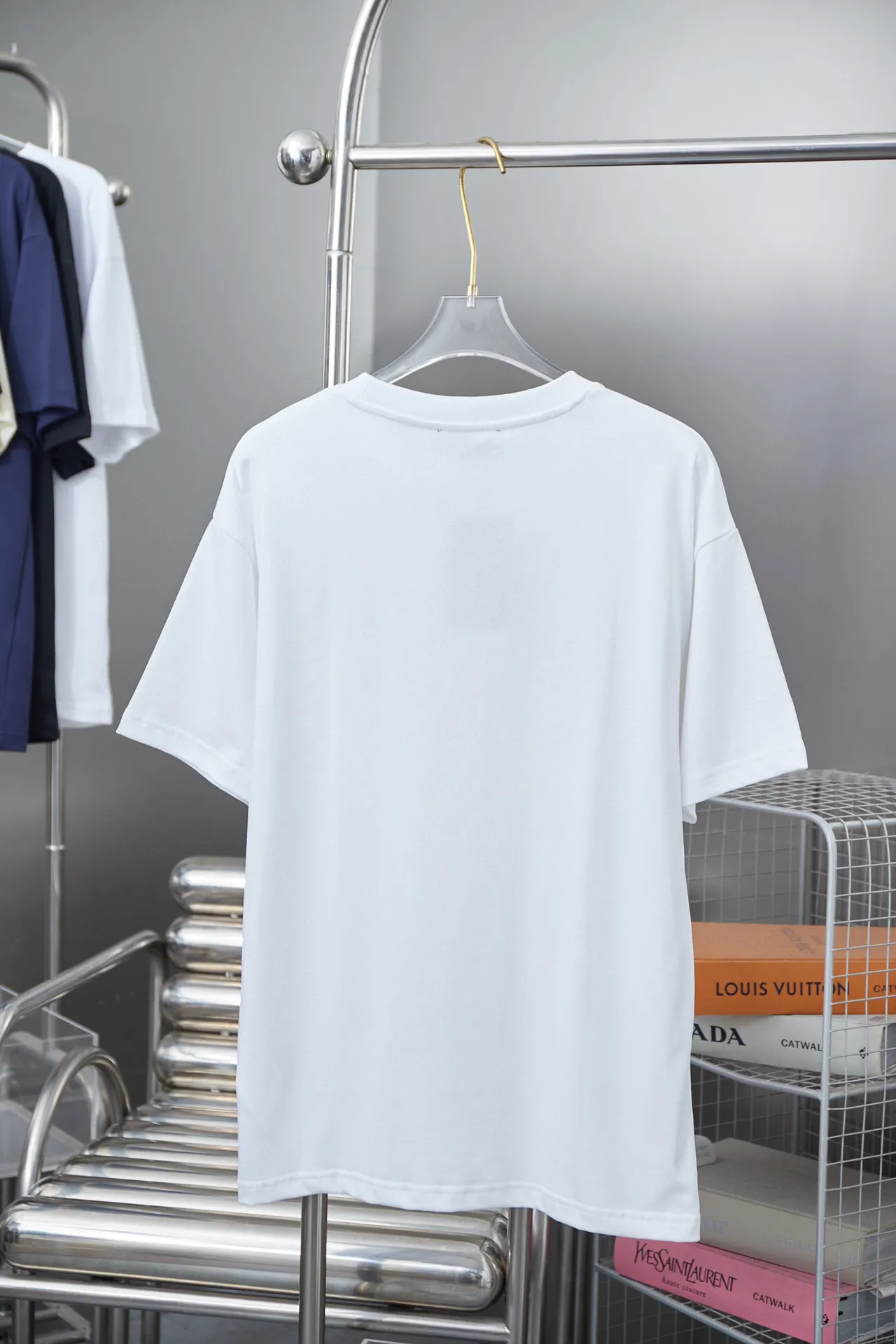 🅿️190 Christian D*or CD 25SS early spring new style embroidered kitten short sleeves light luxury essential item for daily commuting for men and women correct version welcome to compare detailed features · 320g 100% pure cotton double yarn jersey fabric · Custom dyed in the same vat with special thickened 32 pieces double-strand 1X1 thread · Imported Tajima machine embroidery, using artificial silk thread flat embroidery technology, embroidered cat flower pattern · Double-needle sewing and cross-seam technology · Original main mark, washed tag, brand moisture-proof paper packaging Color: white/black/blue Size: S/M/L/XL