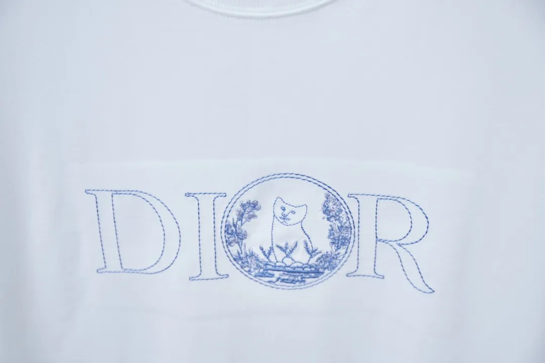 🅿️190 Christian D*or CD 25SS early spring new style embroidered kitten short sleeves light luxury essential item for daily commuting for men and women correct version welcome to compare detailed features · 320g 100% pure cotton double yarn jersey fabric · Custom dyed in the same vat with special thickened 32 pieces double-strand 1X1 thread · Imported Tajima machine embroidery, using artificial silk thread flat embroidery technology, embroidered cat flower pattern · Double-needle sewing and cross-seam technology · Original main mark, washed tag, brand moisture-proof paper packaging Color: white/black/blue Size: S/M/L/XL
