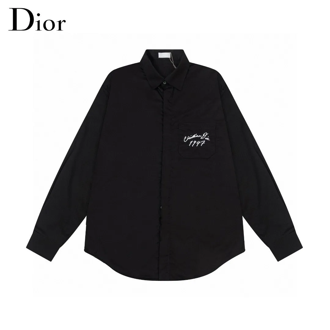 🅿️286 DIOR 🔥The most popular style is coming. Pocket 1947 letter logo embroidered long-sleeved shirt. 2024ss official website new long-sleeved shirt. Beautifully embroidered logo. High-end version. Customized fabrics at the counter. Highly breathable and comfortable. Seiko production. Impeccable detail processing. ✅Customized logo engraved buttons with three complete labels. Brand element design concept reflects high quality. It feels delicate and soft! It presents a casual cut and the upper body shape is great! 🐉Code number: M-XXL