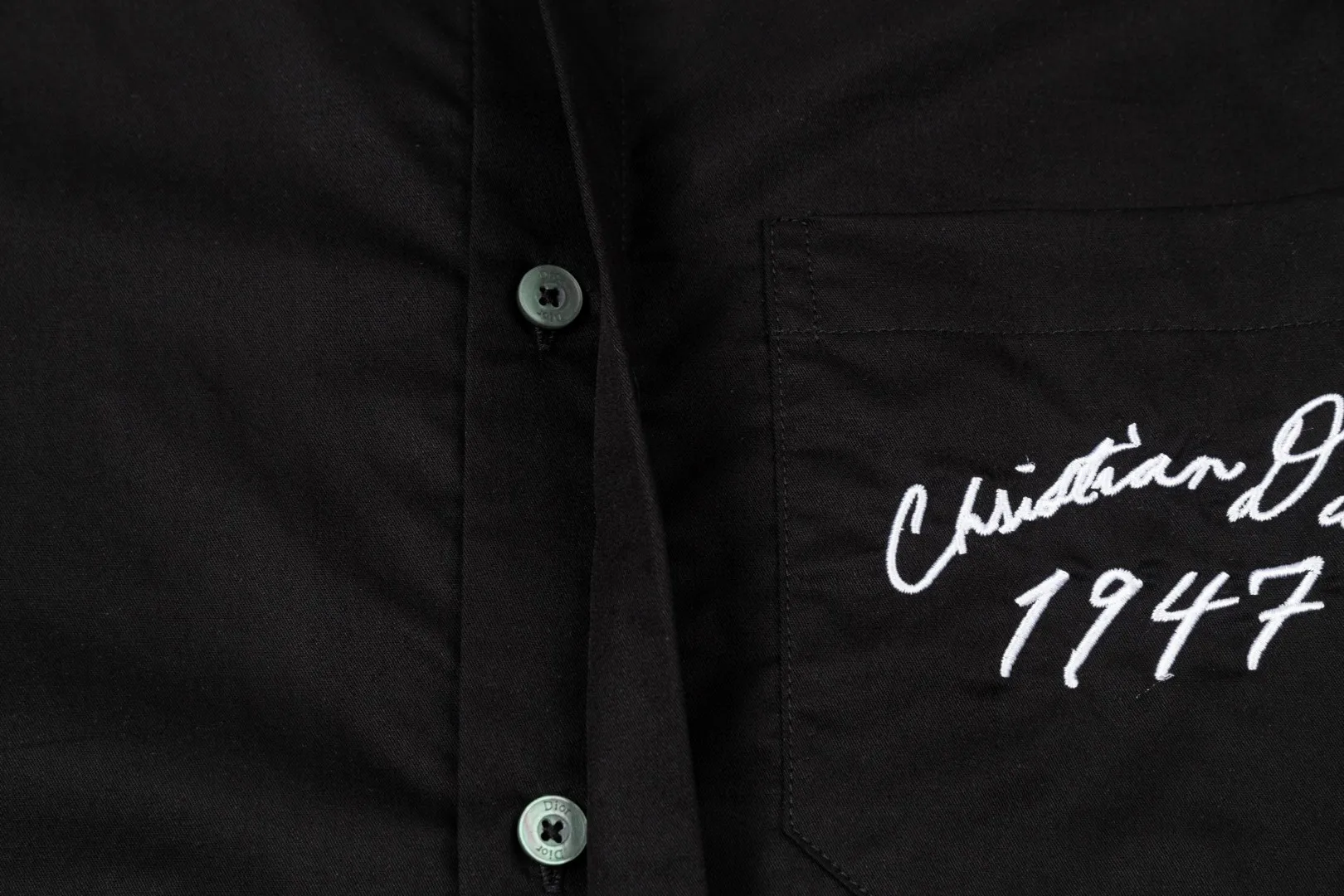 🅿️286 DIOR 🔥The most popular style is coming. Pocket 1947 letter logo embroidered long-sleeved shirt. 2024ss official website new long-sleeved shirt. Beautifully embroidered logo. High-end version. Customized fabrics at the counter. Highly breathable and comfortable. Seiko production. Impeccable detail processing. ✅Customized logo engraved buttons with three complete labels. Brand element design concept reflects high quality. It feels delicate and soft! It presents a casual cut and the upper body shape is great! 🐉Code number: M-XXL