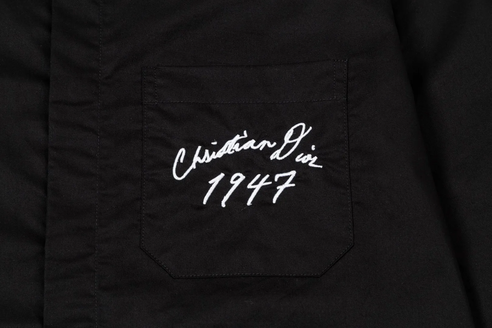 🅿️286 DIOR 🔥The most popular style is coming. Pocket 1947 letter logo embroidered long-sleeved shirt. 2024ss official website new long-sleeved shirt. Beautifully embroidered logo. High-end version. Customized fabrics at the counter. Highly breathable and comfortable. Seiko production. Impeccable detail processing. ✅Customized logo engraved buttons with three complete labels. Brand element design concept reflects high quality. It feels delicate and soft! It presents a casual cut and the upper body shape is great! 🐉Code number: M-XXL