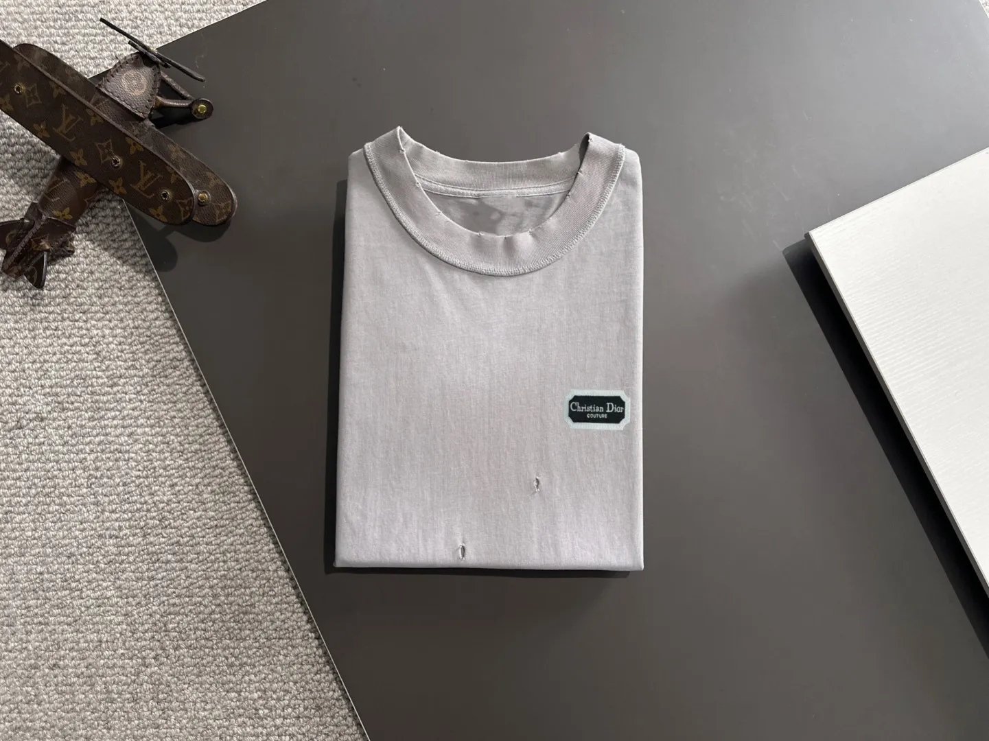 🅿️270 shipped next day. High quality DIOR/Dior 2025 spring and summer new men's batik washed short-sleeved T-shirt. Made of heavy combed double yarn fabric after washing. The high-strength fabric feels full of weight when weighed. The upper body is also more textured than ordinary T-shirts and is not easy to deform. This texture can cope with the weather. It absorbs sweat and is breathable, suitable for both hot and cold! Perfectly produced with reference to the original stitch and stitch! Loose fit design, looks noble. Sizes: S to XXL