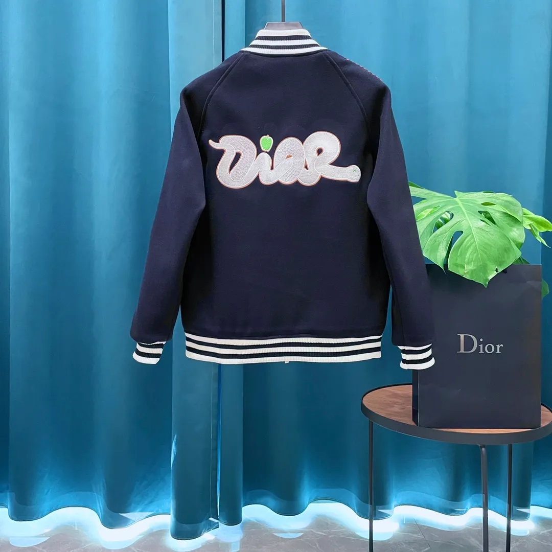 🅿️410 Dior➡️Dior runway style baseball jacket. I ordered the original model and took a month to finally ship it. I love it so much. The upper body is really cool. A blogger on Douyin said that LV's new products this year will become the future trend. If you look through street photos, you will find that celebrities regard it as a collectible jacket, a must-have item for men and women who want light luxury for commuting. Developing the highest version on the entire network, it took 1 month to customize and the cost was extremely high. The German imported flat-machine made custom-woven wool jacquard threads, using the first layer of imported lambskin. The pleated texture is unparalleled. It is hand-cut and meticulously crafted. The stitching position is very technical. Whether the whole garment is good or not depends on this position. Top-notch workmanship and details can stand the test. A full set of customized accessories, the letters are clear and perfectly restored without any difference. High-end atmosphere and full grade! The entire dress is exclusively customized with heavy craftsmanship. The towel patch embroidery is perfectly combined with craft embroidery and precise stitching! Absolute craftsmanship quality!