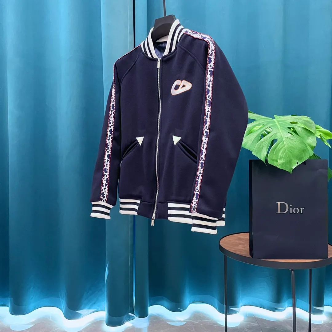 🅿️410 Dior➡️Dior runway style baseball jacket. I ordered the original model and took a month to finally ship it. I love it so much. The upper body is really cool. A blogger on Douyin said that LV's new products this year will become the future trend. If you look through street photos, you will find that celebrities regard it as a collectible jacket, a must-have item for men and women who want light luxury for commuting. Developing the highest version on the entire network, it took 1 month to customize and the cost was extremely high. The German imported flat-machine made custom-woven wool jacquard threads, using the first layer of imported lambskin. The pleated texture is unparalleled. It is hand-cut and meticulously crafted. The stitching position is very technical. Whether the whole garment is good or not depends on this position. Top-notch workmanship and details can stand the test. A full set of customized accessories, the letters are clear and perfectly restored without any difference. High-end atmosphere and full grade! The entire dress is exclusively customized with heavy craftsmanship. The towel patch embroidery is perfectly combined with craft embroidery and precise stitching! Absolute craftsmanship quality!