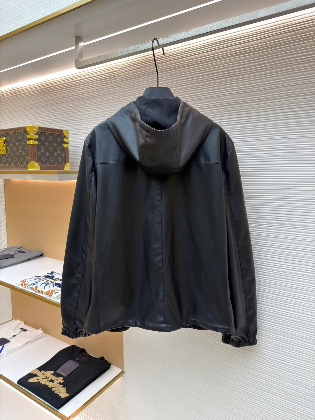 Prada reversible leather nylon hooded jacket ●Original version: Purchased and developed for 41900 ●Item number: 1681458-D35 ●Material: lamb leather fabric ●Technology: draped cutting ●Color: melanin ●Version: Fitted version ●Weight: about 960 grams ●Size: 46-48-50-52 ●Description: Customized lambskin leather and rhyme-hole silky plain silk with natural texture and natural luster Comfortable and close to the skin, double-sided charm, one garment to enjoy. On one side, the distinctive leather shows the noble texture. On the other side, the simple plain grain interprets the low-key connotation. Clean lines and simple textures exude a sense of luxury from the inside out. The iconic enamel-coated triangle metal logos are respectively embellished to highlight the elegance and nobility of the brand. It is highly recognizable. The collision of flexible sheepskin and functional hood reconstructs the hard-core and casual fashion. The two-sided transformation is wonderful in itself and reflects each other. Unlock a new dimension of fashion, use imported special machine infrared to locate the "Prada triangle mark", the position is more accurate, strong and solid, ergonomic three-dimensional cutting, return to the traditional craftsmanship through segmentation, folding, shrinking and stretching technology. The so-called slow work is the respect for materials. The pursuit of feel. Complex workmanship, tedious, slow timeliness, high loss, template machine bag opening, preset template to guide the position, shape and size of the bag opening. Accuracy ensures the quality of the bag opening effect. The overall wiring is straight and delicate, the fabric is comfortable and soft, and the color is consistent without color difference. It can be matched with the same style to create a fashionable look and control various occasions. Customized accessories, complete with three standards, same style for men and women!