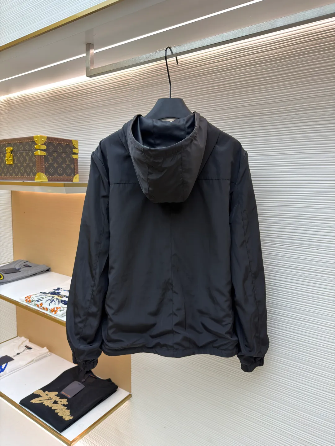 Prada reversible leather nylon hooded jacket ●Original version: Purchased and developed for 41900 ●Item number: 1681458-D35 ●Material: lamb leather fabric ●Technology: draped cutting ●Color: melanin ●Version: Fitted version ●Weight: about 960 grams ●Size: 46-48-50-52 ●Description: Customized lambskin leather and rhyme-hole silky plain silk with natural texture and natural luster Comfortable and close to the skin, double-sided charm, one garment to enjoy. On one side, the distinctive leather shows the noble texture. On the other side, the simple plain grain interprets the low-key connotation. Clean lines and simple textures exude a sense of luxury from the inside out. The iconic enamel-coated triangle metal logos are respectively embellished to highlight the elegance and nobility of the brand. It is highly recognizable. The collision of flexible sheepskin and functional hood reconstructs the hard-core and casual fashion. The two-sided transformation is wonderful in itself and reflects each other. Unlock a new dimension of fashion, use imported special machine infrared to locate the "Prada triangle mark", the position is more accurate, strong and solid, ergonomic three-dimensional cutting, return to the traditional craftsmanship through segmentation, folding, shrinking and stretching technology. The so-called slow work is the respect for materials. The pursuit of feel. Complex workmanship, tedious, slow timeliness, high loss, template machine bag opening, preset template to guide the position, shape and size of the bag opening. Accuracy ensures the quality of the bag opening effect. The overall wiring is straight and delicate, the fabric is comfortable and soft, and the color is consistent without color difference. It can be matched with the same style to create a fashionable look and control various occasions. Customized accessories, complete with three standards, same style for men and women!