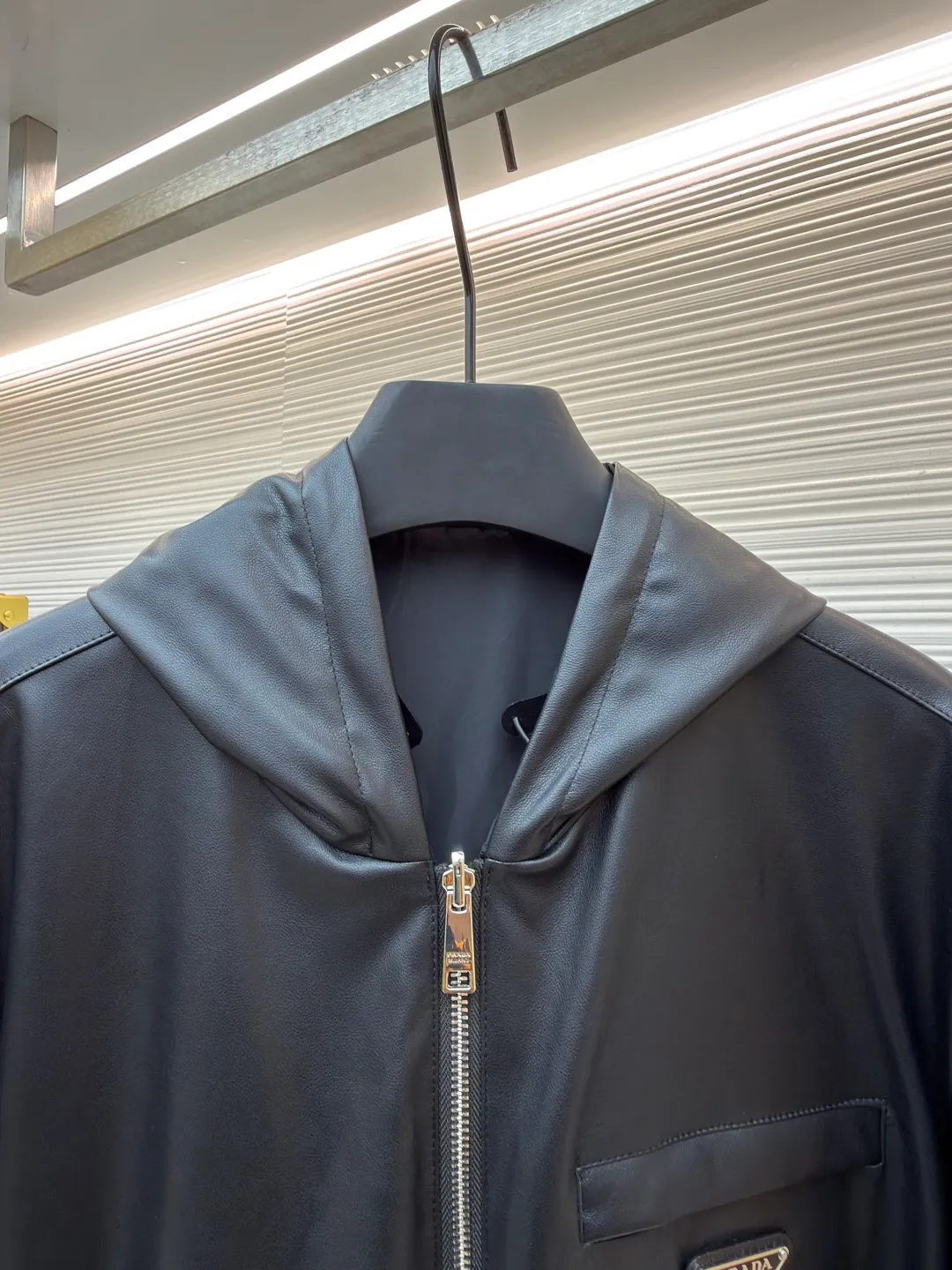 Prada reversible leather nylon hooded jacket ●Original version: Purchased and developed for 41900 ●Item number: 1681458-D35 ●Material: lamb leather fabric ●Technology: draped cutting ●Color: melanin ●Version: Fitted version ●Weight: about 960 grams ●Size: 46-48-50-52 ●Description: Customized lambskin leather and rhyme-hole silky plain silk with natural texture and natural luster Comfortable and close to the skin, double-sided charm, one garment to enjoy. On one side, the distinctive leather shows the noble texture. On the other side, the simple plain grain interprets the low-key connotation. Clean lines and simple textures exude a sense of luxury from the inside out. The iconic enamel-coated triangle metal logos are respectively embellished to highlight the elegance and nobility of the brand. It is highly recognizable. The collision of flexible sheepskin and functional hood reconstructs the hard-core and casual fashion. The two-sided transformation is wonderful in itself and reflects each other. Unlock a new dimension of fashion, use imported special machine infrared to locate the "Prada triangle mark", the position is more accurate, strong and solid, ergonomic three-dimensional cutting, return to the traditional craftsmanship through segmentation, folding, shrinking and stretching technology. The so-called slow work is the respect for materials. The pursuit of feel. Complex workmanship, tedious, slow timeliness, high loss, template machine bag opening, preset template to guide the position, shape and size of the bag opening. Accuracy ensures the quality of the bag opening effect. The overall wiring is straight and delicate, the fabric is comfortable and soft, and the color is consistent without color difference. It can be matched with the same style to create a fashionable look and control various occasions. Customized accessories, complete with three standards, same style for men and women!