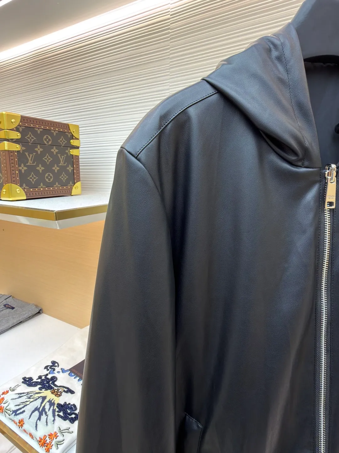 Prada reversible leather nylon hooded jacket ●Original version: Purchased and developed for 41900 ●Item number: 1681458-D35 ●Material: lamb leather fabric ●Technology: draped cutting ●Color: melanin ●Version: Fitted version ●Weight: about 960 grams ●Size: 46-48-50-52 ●Description: Customized lambskin leather and rhyme-hole silky plain silk with natural texture and natural luster Comfortable and close to the skin, double-sided charm, one garment to enjoy. On one side, the distinctive leather shows the noble texture. On the other side, the simple plain grain interprets the low-key connotation. Clean lines and simple textures exude a sense of luxury from the inside out. The iconic enamel-coated triangle metal logos are respectively embellished to highlight the elegance and nobility of the brand. It is highly recognizable. The collision of flexible sheepskin and functional hood reconstructs the hard-core and casual fashion. The two-sided transformation is wonderful in itself and reflects each other. Unlock a new dimension of fashion, use imported special machine infrared to locate the "Prada triangle mark", the position is more accurate, strong and solid, ergonomic three-dimensional cutting, return to the traditional craftsmanship through segmentation, folding, shrinking and stretching technology. The so-called slow work is the respect for materials. The pursuit of feel. Complex workmanship, tedious, slow timeliness, high loss, template machine bag opening, preset template to guide the position, shape and size of the bag opening. Accuracy ensures the quality of the bag opening effect. The overall wiring is straight and delicate, the fabric is comfortable and soft, and the color is consistent without color difference. It can be matched with the same style to create a fashionable look and control various occasions. Customized accessories, complete with three standards, same style for men and women!