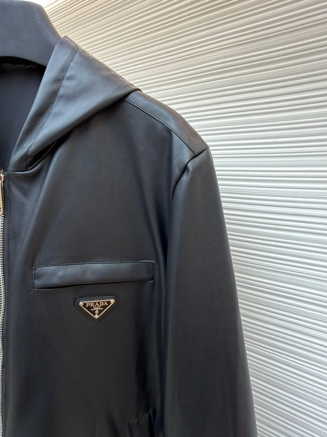 Prada reversible leather nylon hooded jacket ●Original version: Purchased and developed for 41900 ●Item number: 1681458-D35 ●Material: lamb leather fabric ●Technology: draped cutting ●Color: melanin ●Version: Fitted version ●Weight: about 960 grams ●Size: 46-48-50-52 ●Description: Customized lambskin leather and rhyme-hole silky plain silk with natural texture and natural luster Comfortable and close to the skin, double-sided charm, one garment to enjoy. On one side, the distinctive leather shows the noble texture. On the other side, the simple plain grain interprets the low-key connotation. Clean lines and simple textures exude a sense of luxury from the inside out. The iconic enamel-coated triangle metal logos are respectively embellished to highlight the elegance and nobility of the brand. It is highly recognizable. The collision of flexible sheepskin and functional hood reconstructs the hard-core and casual fashion. The two-sided transformation is wonderful in itself and reflects each other. Unlock a new dimension of fashion, use imported special machine infrared to locate the "Prada triangle mark", the position is more accurate, strong and solid, ergonomic three-dimensional cutting, return to the traditional craftsmanship through segmentation, folding, shrinking and stretching technology. The so-called slow work is the respect for materials. The pursuit of feel. Complex workmanship, tedious, slow timeliness, high loss, template machine bag opening, preset template to guide the position, shape and size of the bag opening. Accuracy ensures the quality of the bag opening effect. The overall wiring is straight and delicate, the fabric is comfortable and soft, and the color is consistent without color difference. It can be matched with the same style to create a fashionable look and control various occasions. Customized accessories, complete with three standards, same style for men and women!