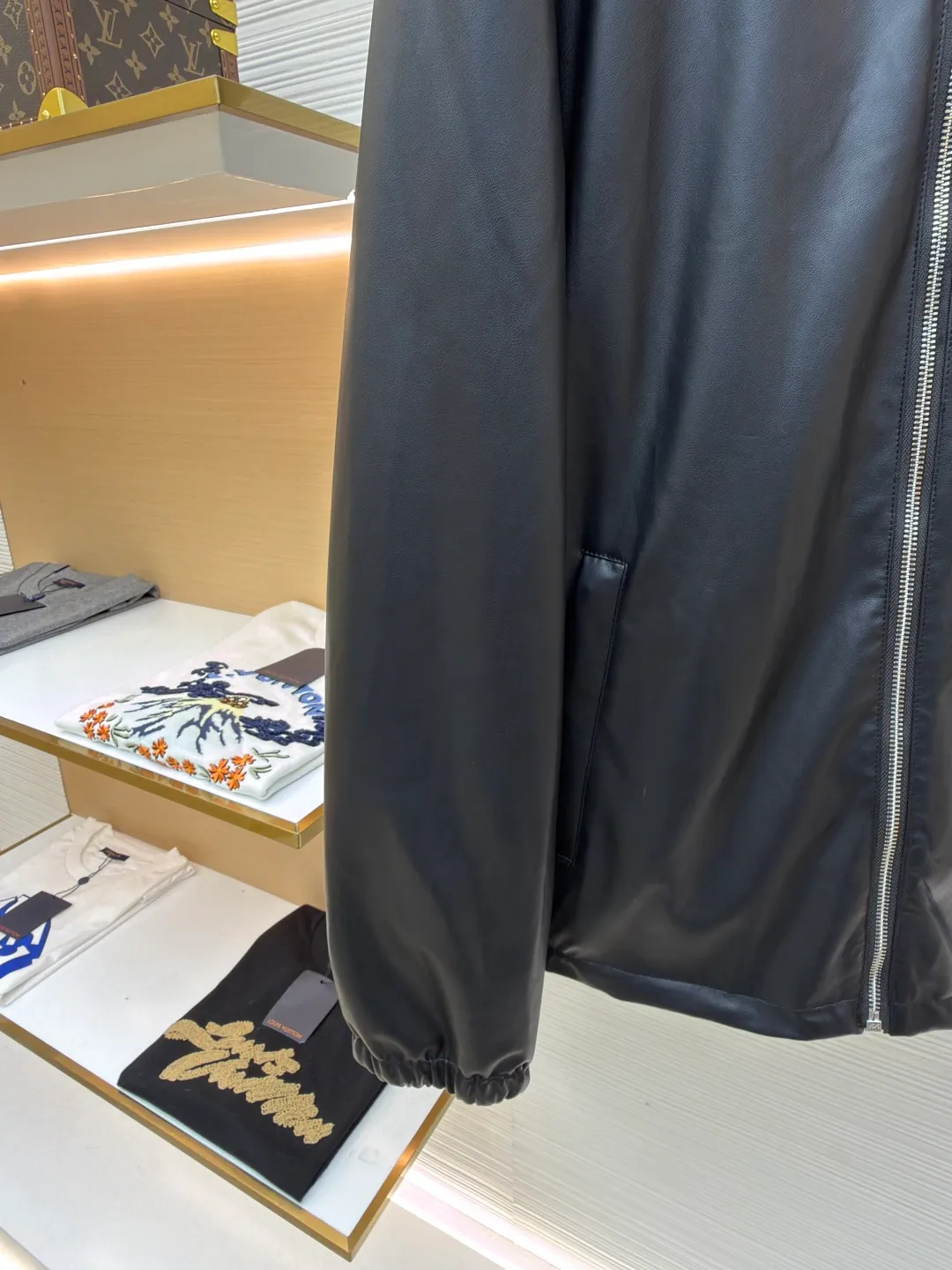 Prada reversible leather nylon hooded jacket ●Original version: Purchased and developed for 41900 ●Item number: 1681458-D35 ●Material: lamb leather fabric ●Technology: draped cutting ●Color: melanin ●Version: Fitted version ●Weight: about 960 grams ●Size: 46-48-50-52 ●Description: Customized lambskin leather and rhyme-hole silky plain silk with natural texture and natural luster Comfortable and close to the skin, double-sided charm, one garment to enjoy. On one side, the distinctive leather shows the noble texture. On the other side, the simple plain grain interprets the low-key connotation. Clean lines and simple textures exude a sense of luxury from the inside out. The iconic enamel-coated triangle metal logos are respectively embellished to highlight the elegance and nobility of the brand. It is highly recognizable. The collision of flexible sheepskin and functional hood reconstructs the hard-core and casual fashion. The two-sided transformation is wonderful in itself and reflects each other. Unlock a new dimension of fashion, use imported special machine infrared to locate the "Prada triangle mark", the position is more accurate, strong and solid, ergonomic three-dimensional cutting, return to the traditional craftsmanship through segmentation, folding, shrinking and stretching technology. The so-called slow work is the respect for materials. The pursuit of feel. Complex workmanship, tedious, slow timeliness, high loss, template machine bag opening, preset template to guide the position, shape and size of the bag opening. Accuracy ensures the quality of the bag opening effect. The overall wiring is straight and delicate, the fabric is comfortable and soft, and the color is consistent without color difference. It can be matched with the same style to create a fashionable look and control various occasions. Customized accessories, complete with three standards, same style for men and women!